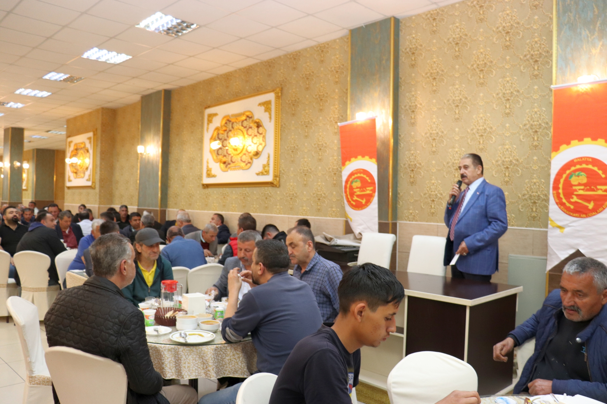 Malatya Esnaf ve Sanatkarlar Odaları Birliği (MESOB) Başkanı Şevket Keskin, MESOB’a bağlı Odaların Başkan, yönetim kurulu ve denetim kurulu üyeleri ile iftarda bir araya geldi.