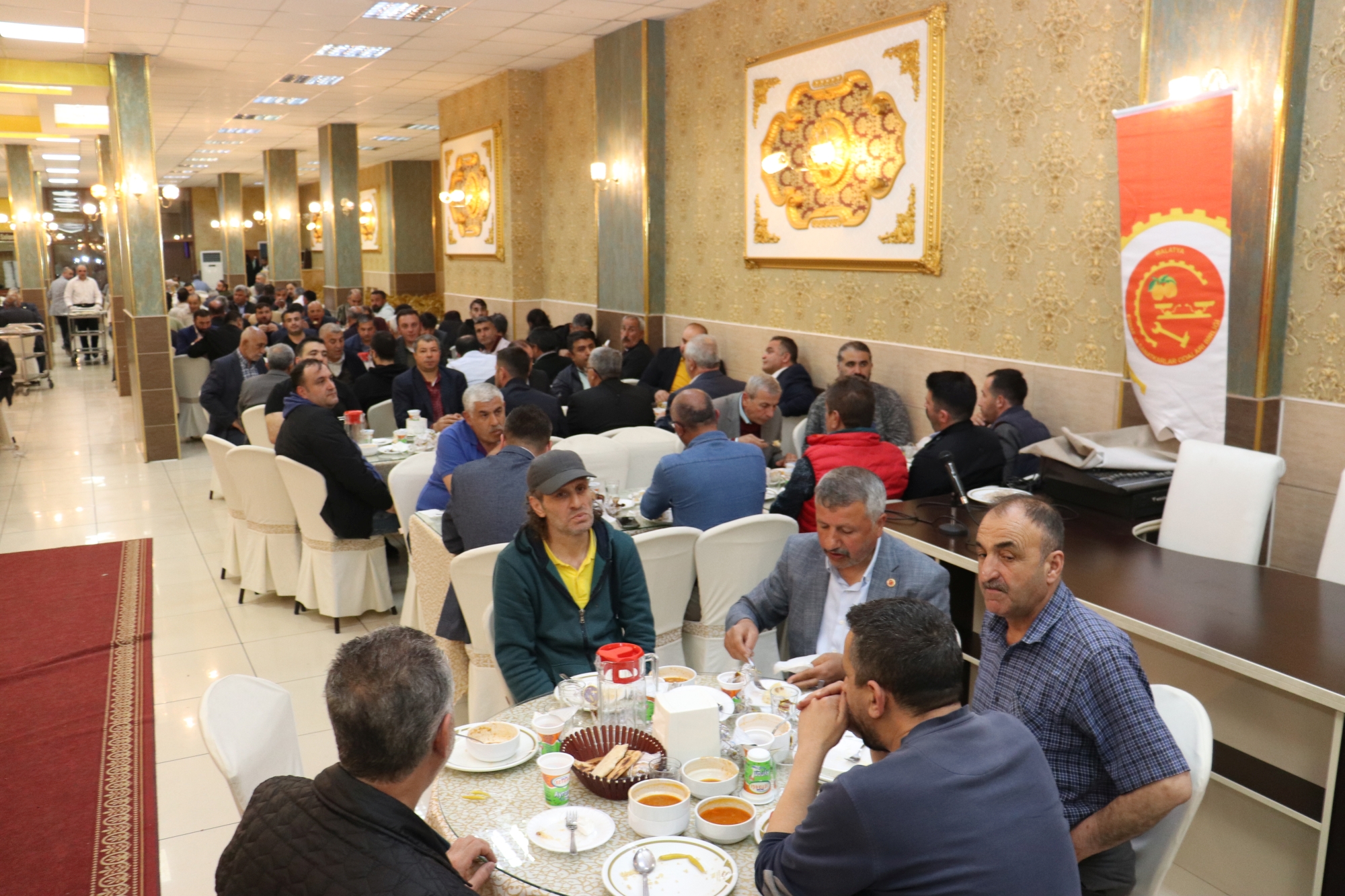 Malatya Esnaf ve Sanatkarlar Odaları Birliği (MESOB) Başkanı Şevket Keskin, MESOB’a bağlı Odaların Başkan, yönetim kurulu ve denetim kurulu üyeleri ile iftarda bir araya geldi.