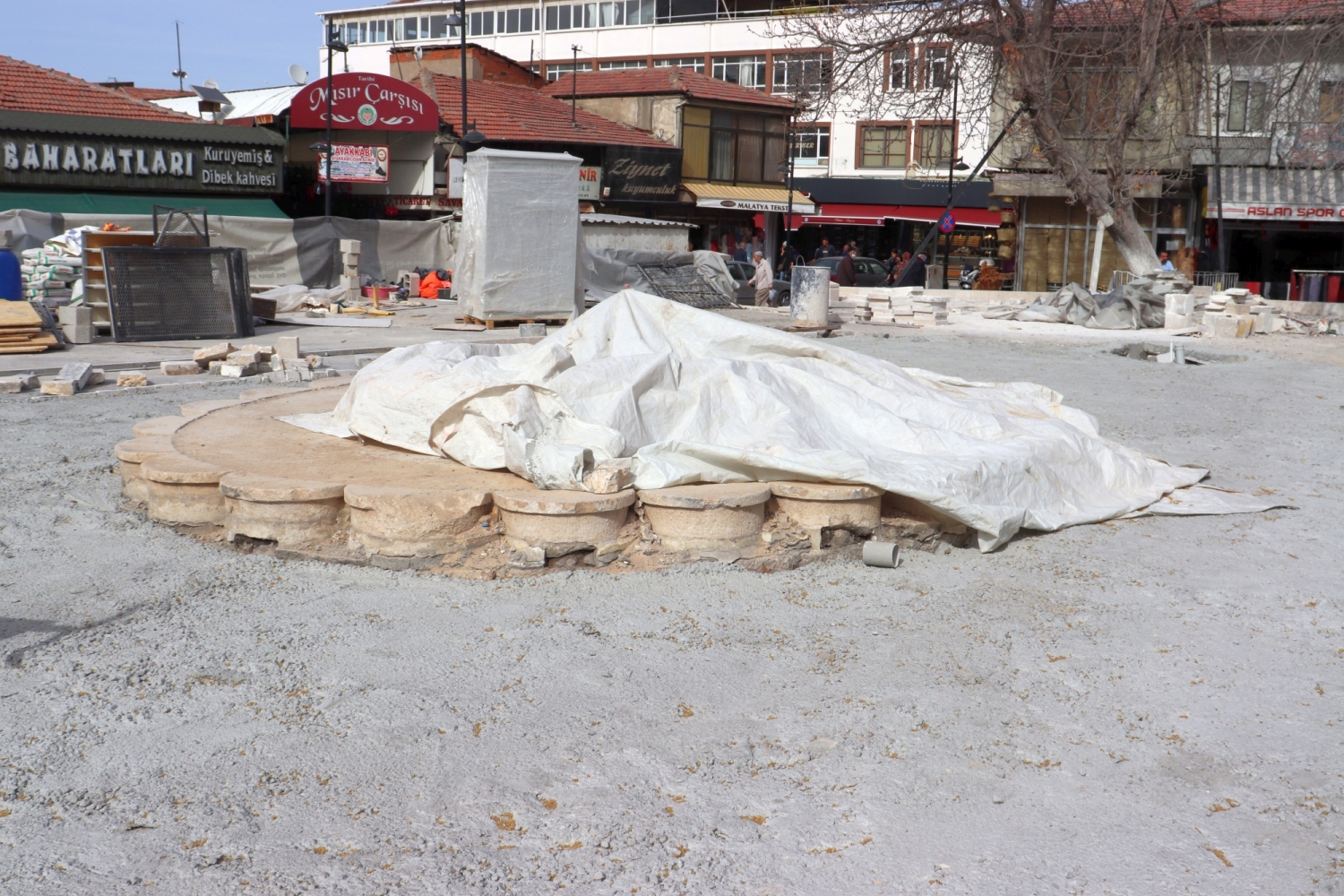 Malatya'nın il merkezinin en eski ve simge yapılarından olan ve  24 Ocak 2020'de meydana gelen Elazığ- Malatya depreminde ciddi hasar gören ve depremden bu yana kapalı olan Yeni Camii,  2 yılı aşkın süreden sonra vakit namazlarında açılmaya başlandı, ancak inşaat çalışması devam ediyor.