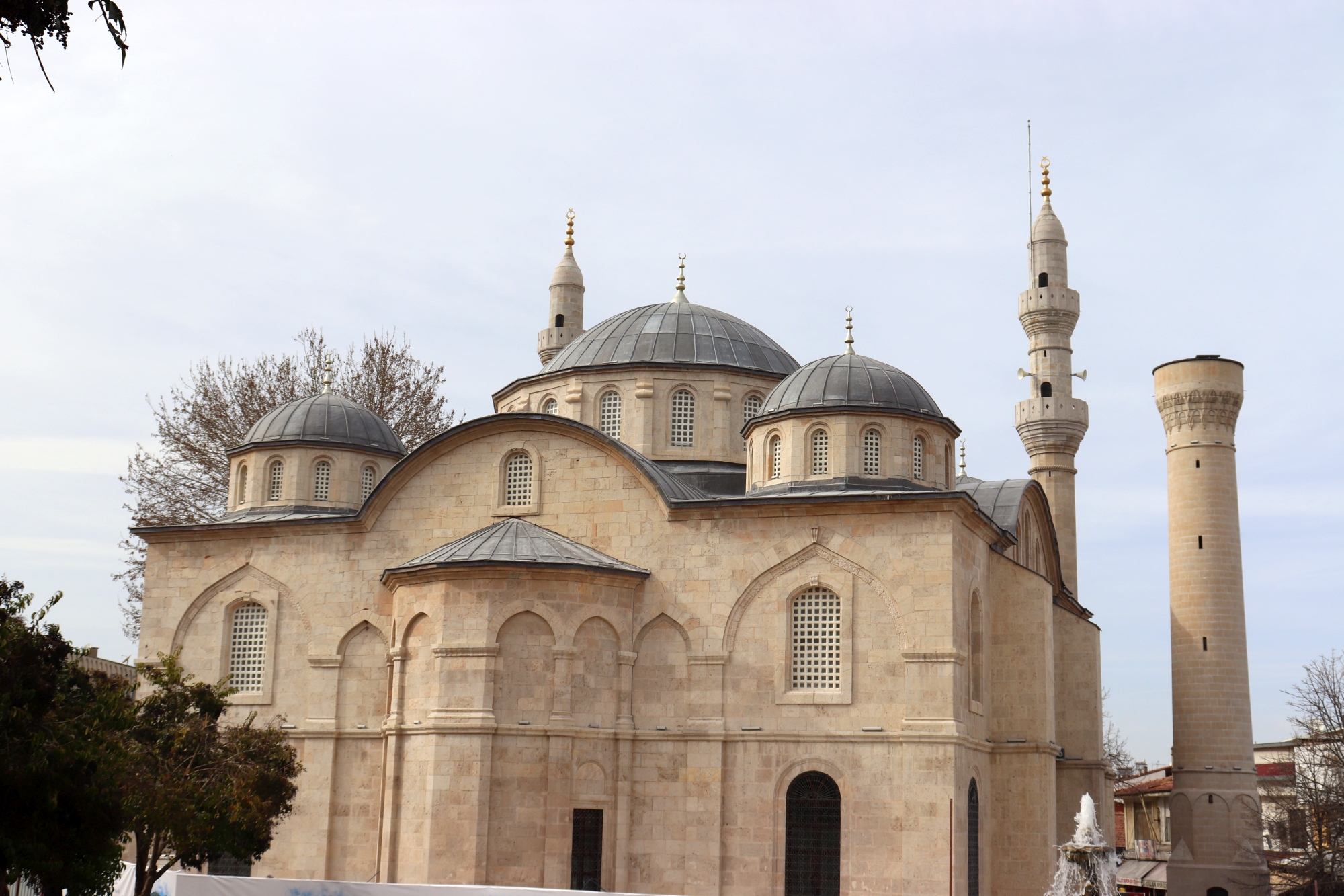 Malatya'nın il merkezinin en eski ve simge yapılarından olan ve  24 Ocak 2020'de meydana gelen Elazığ- Malatya depreminde ciddi hasar gören ve depremden bu yana kapalı olan Yeni Camii,  2 yılı aşkın süreden sonra vakit namazlarında açılmaya başlandı, ancak inşaat çalışması devam ediyor.