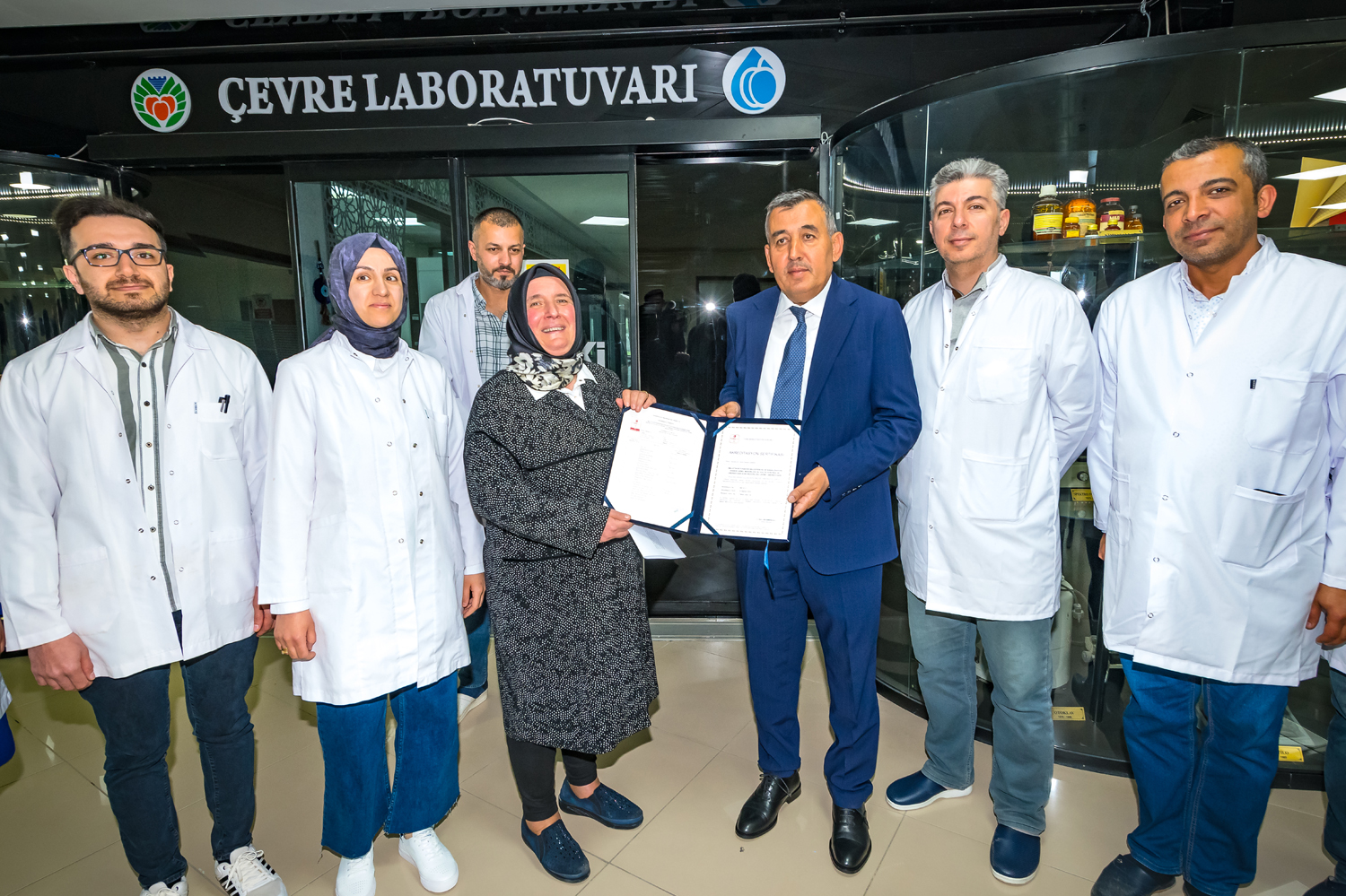 Malatya Büyükşehir Belediyesi Su ve Kanalizasyon İdaresi (MASKİ) Genel Müdürlüğü bünyesinde hizmet veren Çevre Laboratuvarı’nın Türk Akreditasyon Kurumu’ndan (TÜRKAK) onaylı akreditasyon sertifikası yenilendi. MASKİ Genel Müdürü Mehmet Mert, Çevre Laboratuvarı’nı ziyaret ederek, çalışanları tebrik etti.