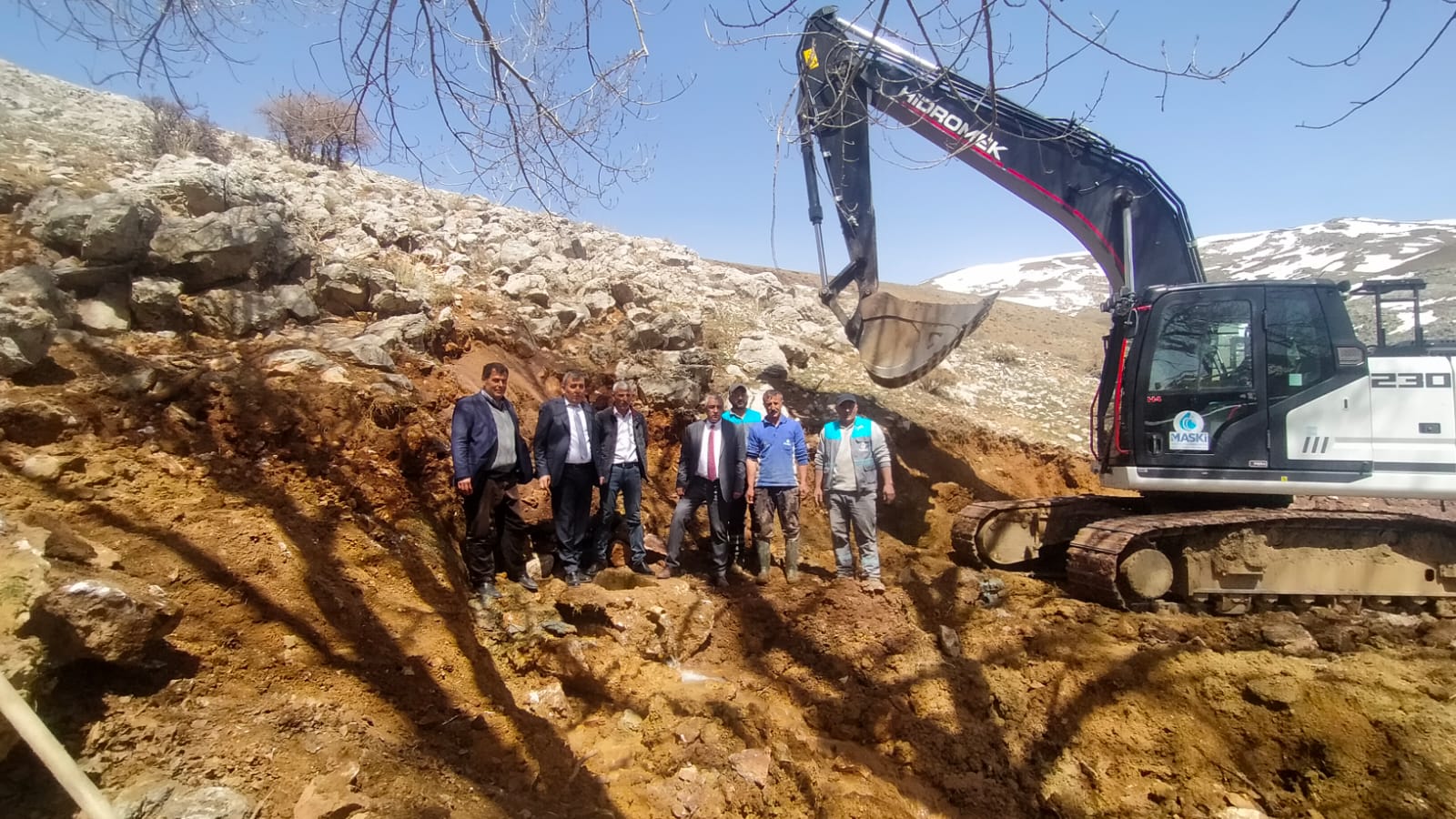 Malatya Büyükşehir Belediyesi Su ve Kanalizasyon İdaresi (MASKİ) Genel Müdürlüğü Doğanşehir İlçesi Sürgü Mahallesi’nde fiziki kayıp kaçak suların önüne geçmek için içme suyu rehabilitasyon ve izole çalışmaları başladı.