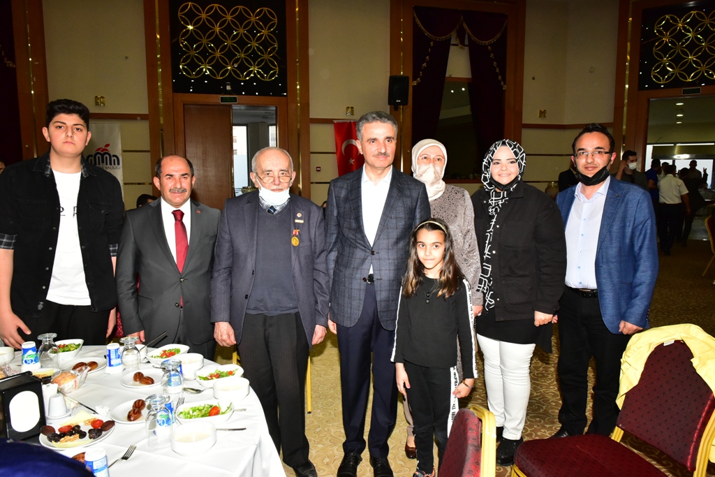 Vali Aydın Baruş ve eşi Nagihan Baruş ev sahipliğinde  Şehit Aileleri, Gaziler ve Gazi Aileleri onuruna verilen iftar yemeği verildi. 