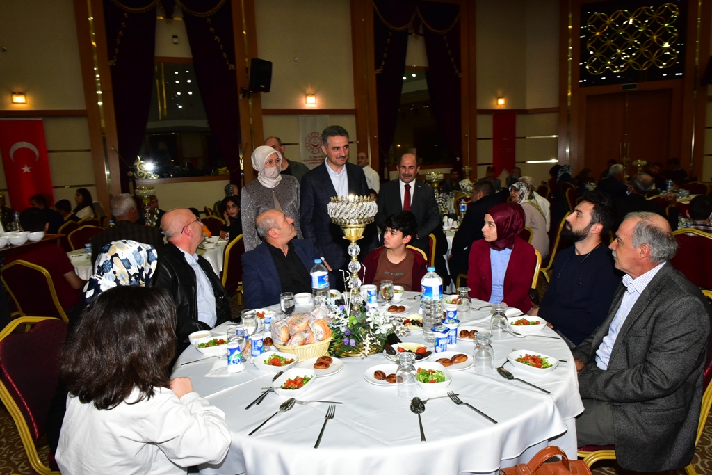 Vali Aydın Baruş ve eşi Nagihan Baruş ev sahipliğinde  Şehit Aileleri, Gaziler ve Gazi Aileleri onuruna verilen iftar yemeği verildi. 