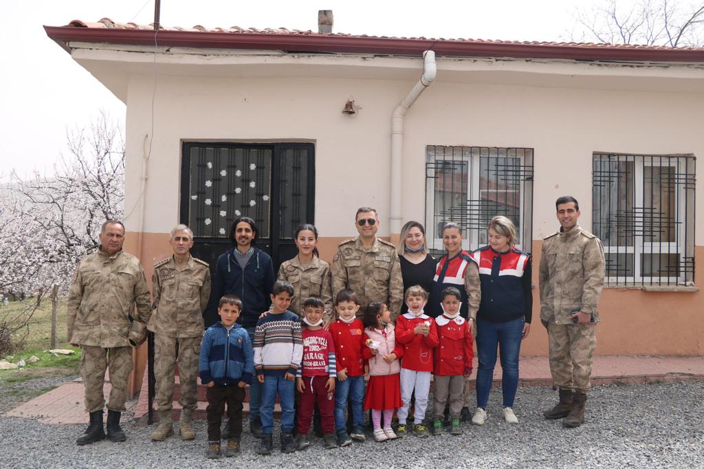  Malatya İl Jandarma Komutanı Albay Ercan Altın, Söğüt İlkokulu ziyaret ederek, burada çocuklara hediyeler verdi.