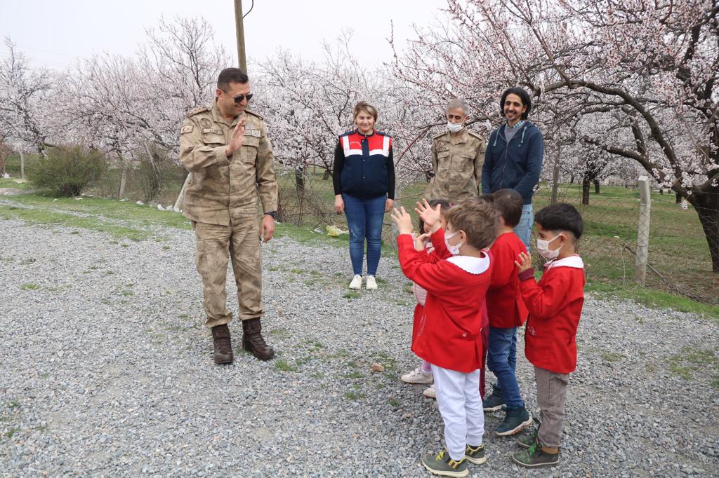  Malatya İl Jandarma Komutanı Albay Ercan Altın, Söğüt İlkokulu ziyaret ederek, burada çocuklara hediyeler verdi.