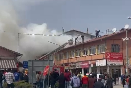 Akçadağ ilçe merkezinde çıkan çatı yağını büyümeden söndürülünce herkes rahat bir nefes aldı.