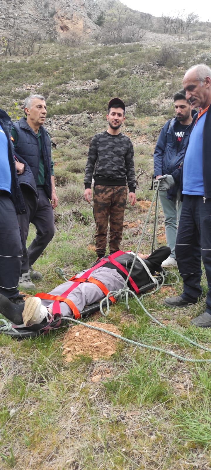 Malatya’da dağa ot toplamaya acıkan 70 yaşındaki bir kişi kayması sonucu ayağını kırdı. Dağa çıkan AFAD ekipleri, şahsı 2 kilometre sedye ile taşıyarak sağlık ekiplerine teslim etti.