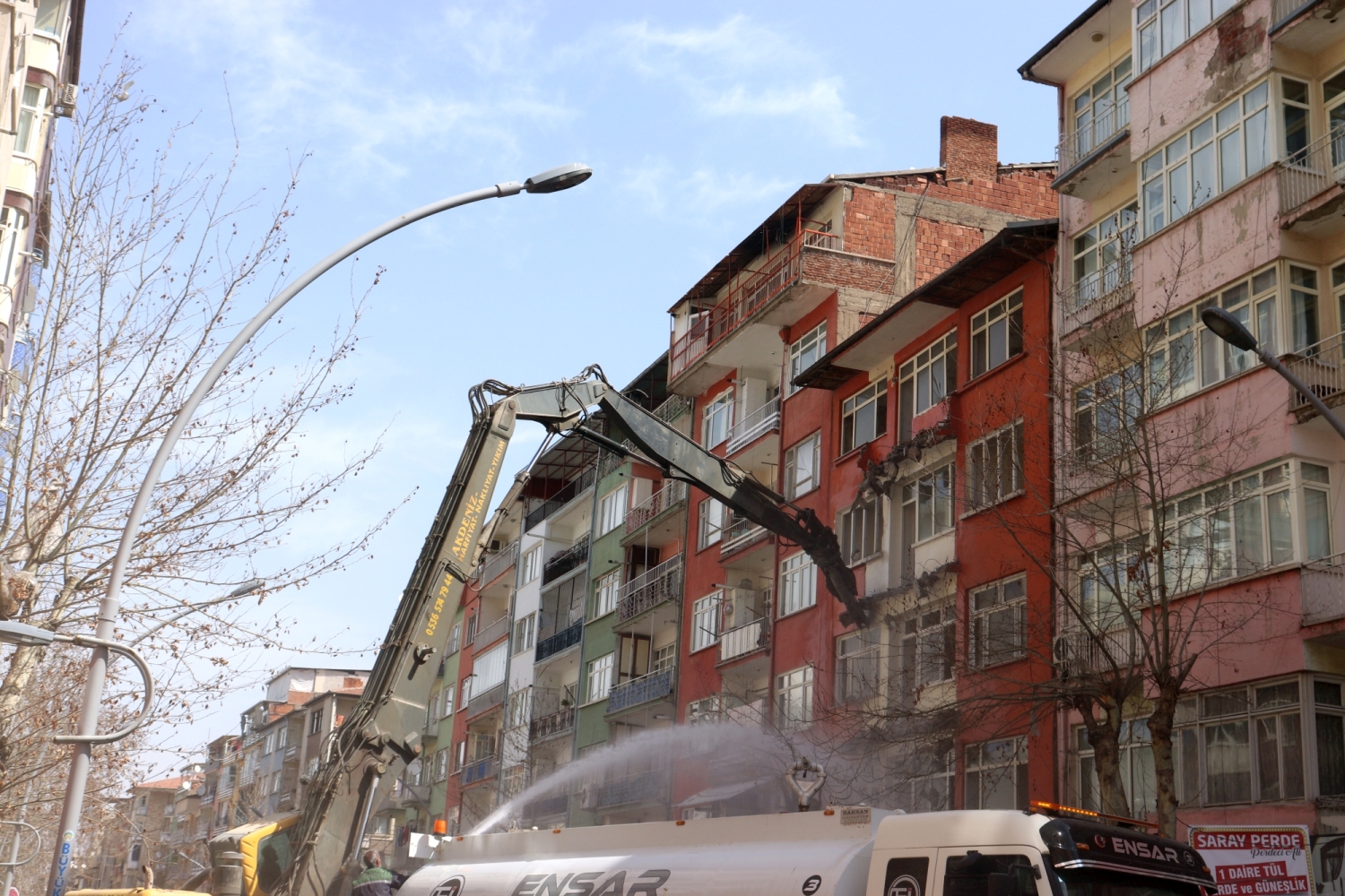 Malatya’da 2 yıl önceki 24 Ocak depreminde ağır hasar gören bir bina daha yıkıldı. Böylece  Malatya’da 1 hafta içinde ikinci bir bina yıkılmış oldu. Hafta içinde çatırtı sesleri üzerine boşaltılan 5 katlı 10 daireli apartman ile ilgili süreç ise sürüyor.