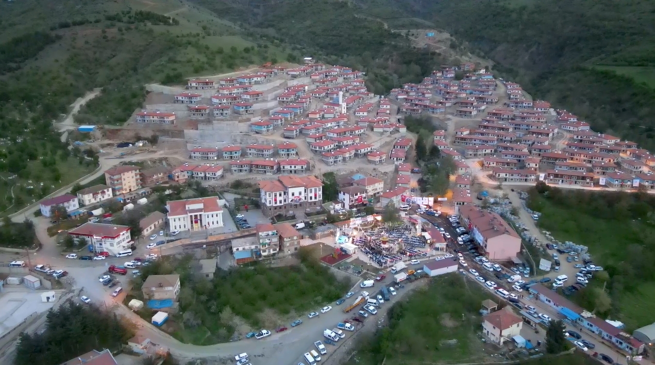  Çevre, Şehircilik ve İklim Değişikliği Bakanı Murat Kurum, Malatya'nın Doğanyol ilçesinde TOKİ tarafından yapılan konutlarda incelemede bulundu ve ardından vatandaşlarla iftar yaptı.