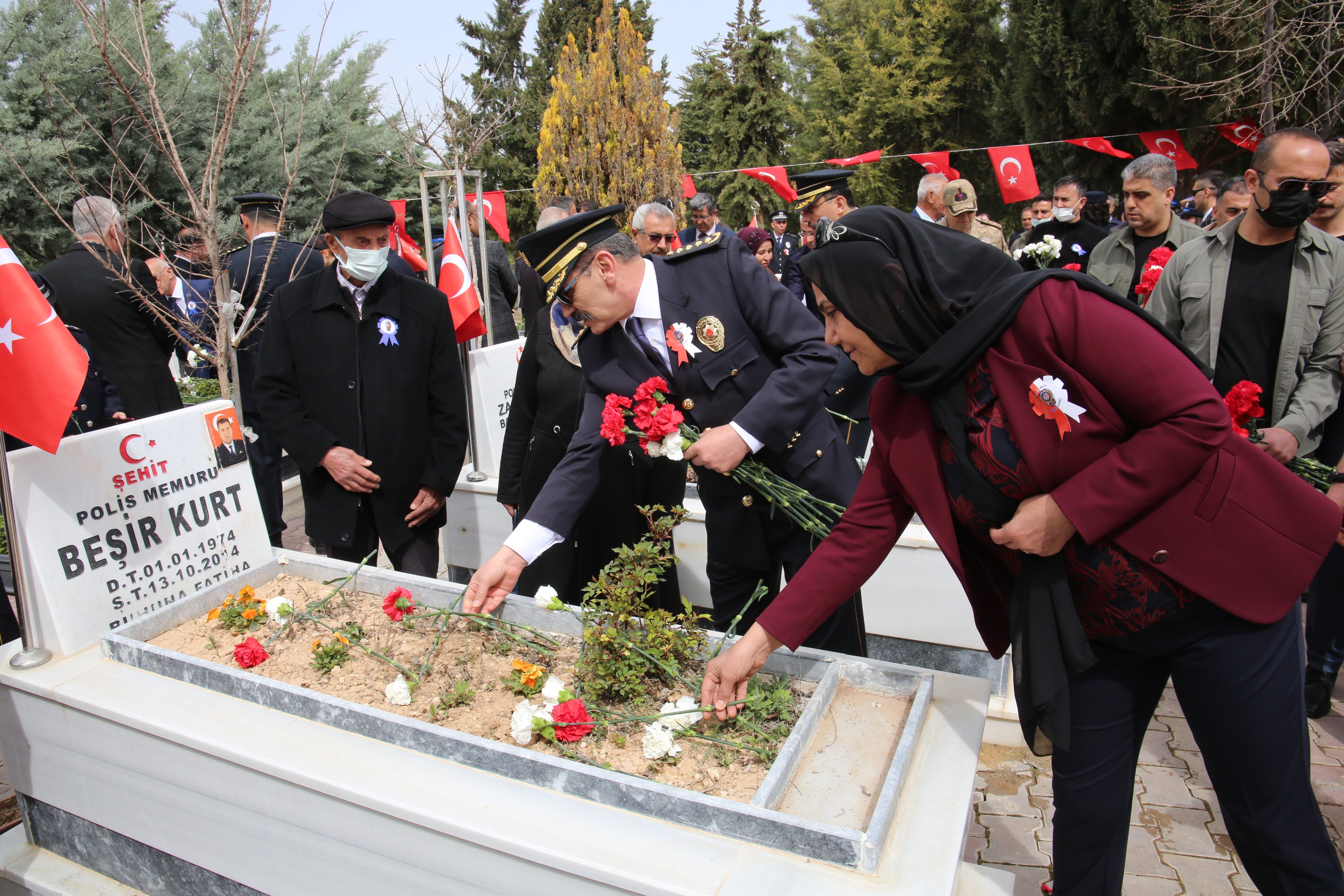 Türk Polis Teşkilatı’nın 177. Kuruluş Yıl Dönümü ve Polis Haftası dolayısıyla ilk tören Malatya Şehitliğinde düzenlendi ve şehitlerin mezarları ziyaret edildi.