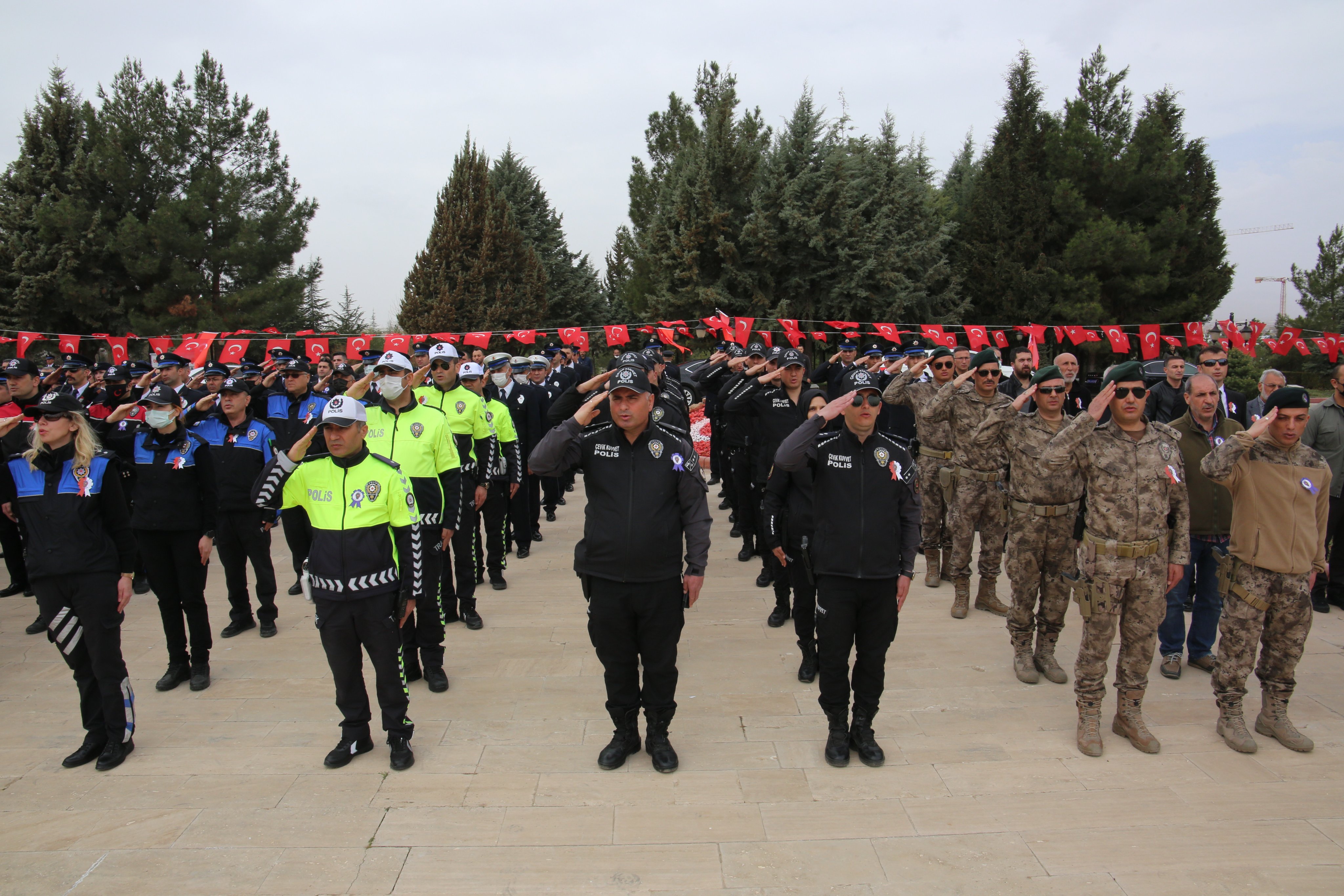 Türk Polis Teşkilatı’nın 177. Kuruluş Yıl Dönümü ve Polis Haftası dolayısıyla ilk tören Malatya Şehitliğinde düzenlendi ve şehitlerin mezarları ziyaret edildi.