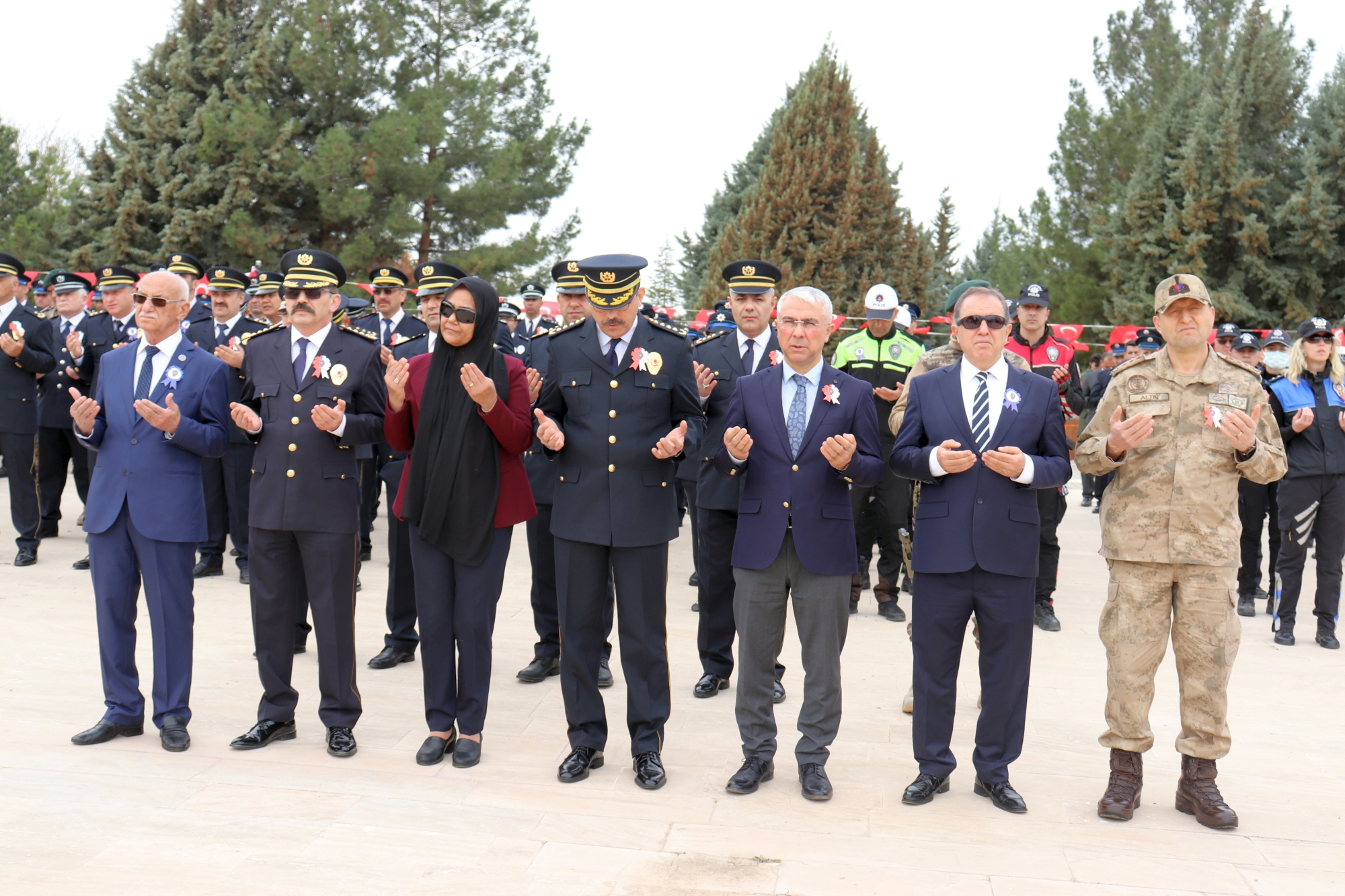 Türk Polis Teşkilatı’nın 177. Kuruluş Yıl Dönümü ve Polis Haftası dolayısıyla ilk tören Malatya Şehitliğinde düzenlendi ve şehitlerin mezarları ziyaret edildi.