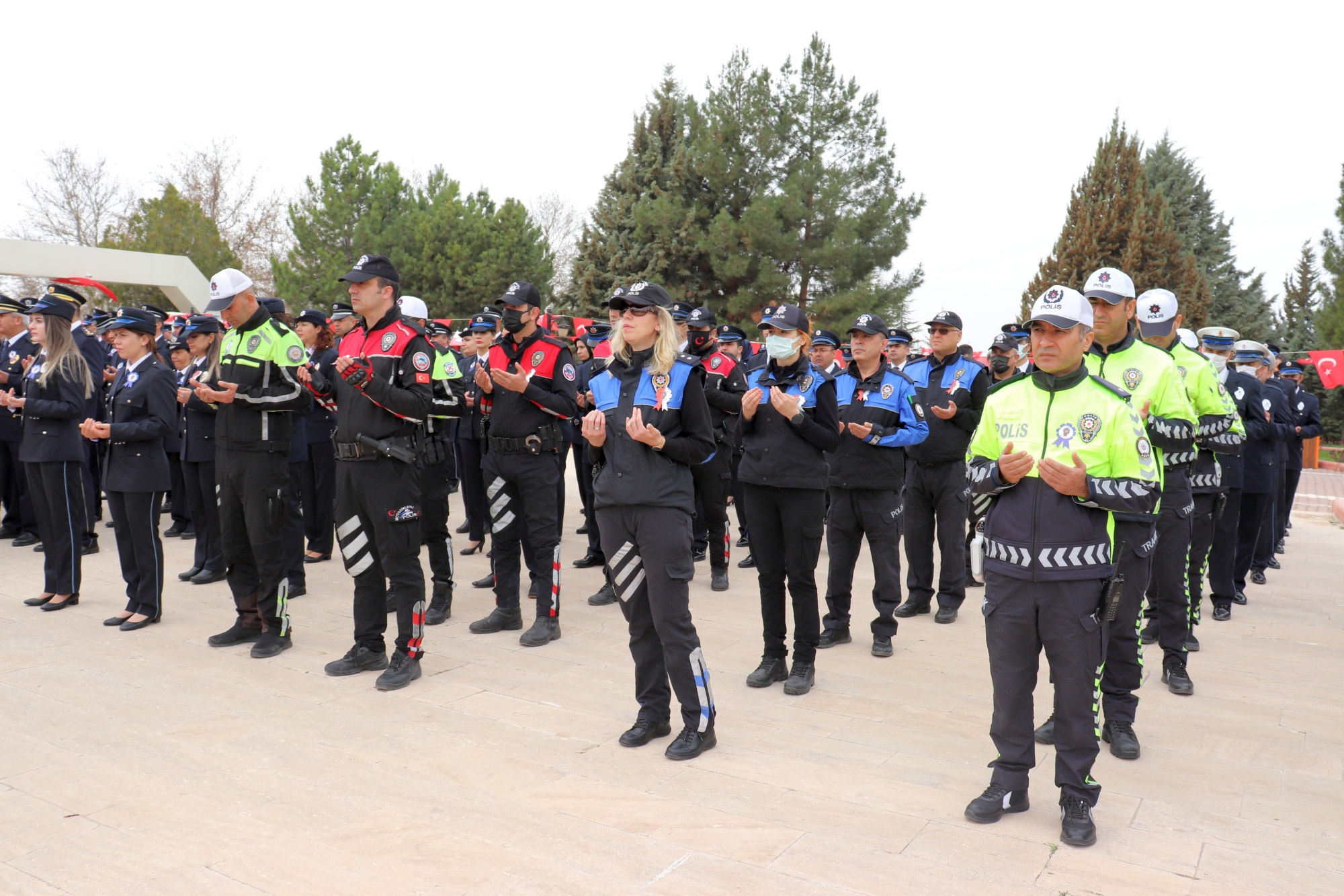 Türk Polis Teşkilatı’nın 177. Kuruluş Yıl Dönümü ve Polis Haftası dolayısıyla ilk tören Malatya Şehitliğinde düzenlendi ve şehitlerin mezarları ziyaret edildi.