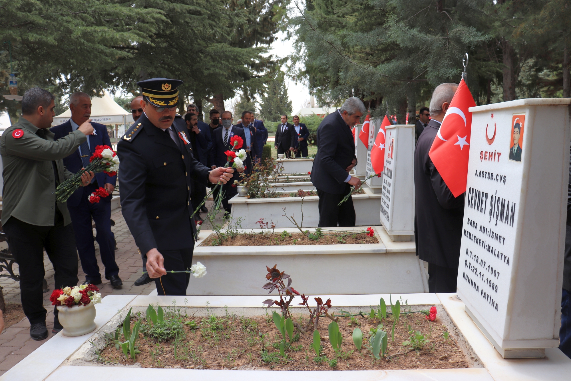 Türk Polis Teşkilatı’nın 177. Kuruluş Yıl Dönümü ve Polis Haftası dolayısıyla ilk tören Malatya Şehitliğinde düzenlendi ve şehitlerin mezarları ziyaret edildi.