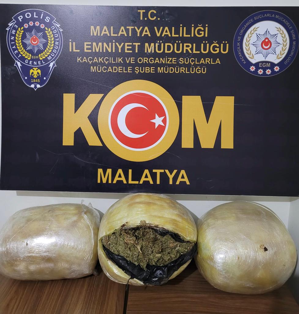 Malatya’da bir yolcu otobüsünde yapılan aramada 12 kilo 600 gram esrar ele geçirildi.