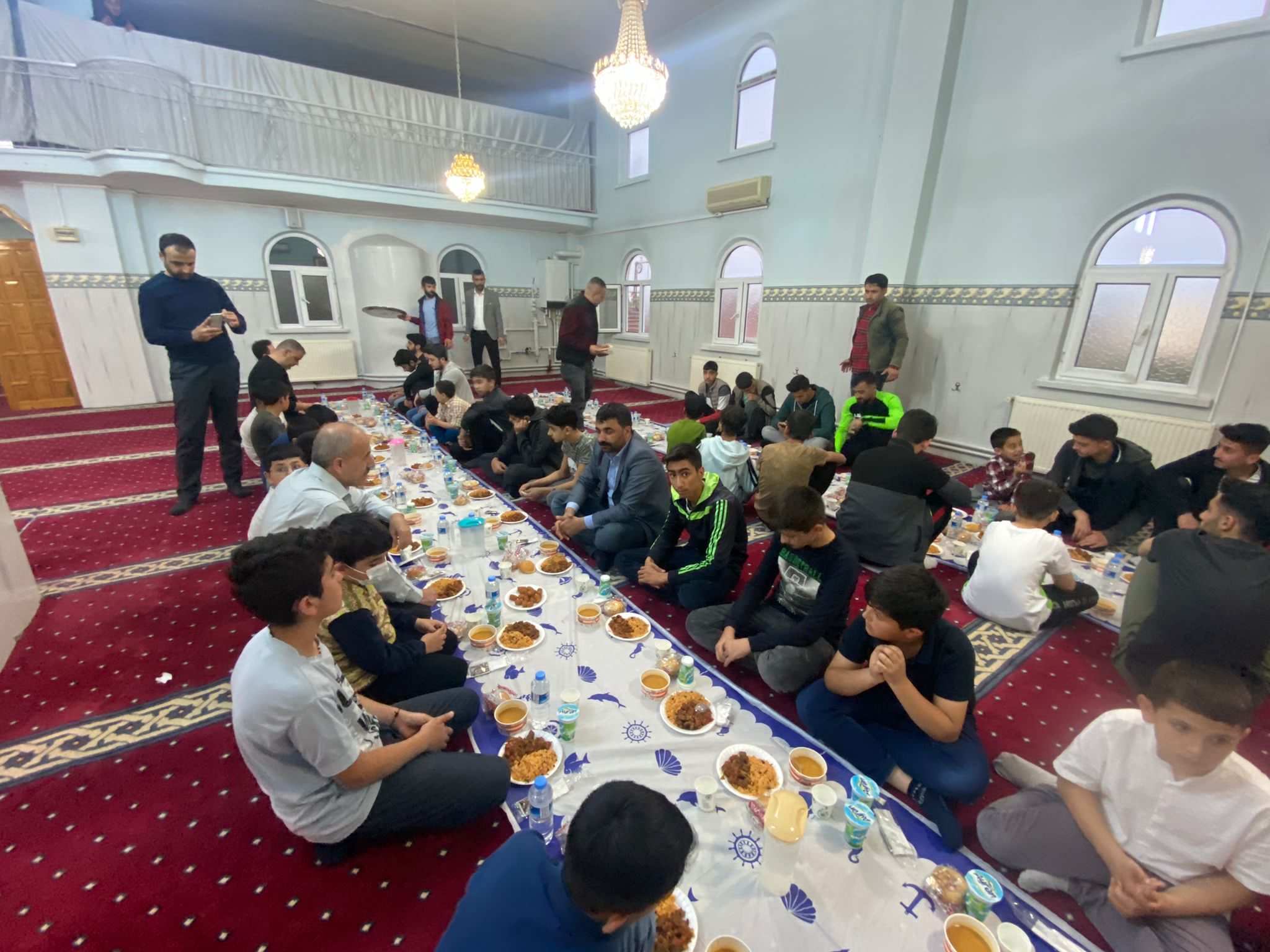 Milliyetçi Hareket Partisi Malatya İl Başkanı Mesut Samanlı ve İl Yönetimi, Kuran kursu öğrencilerine iftar yemeği verdi.