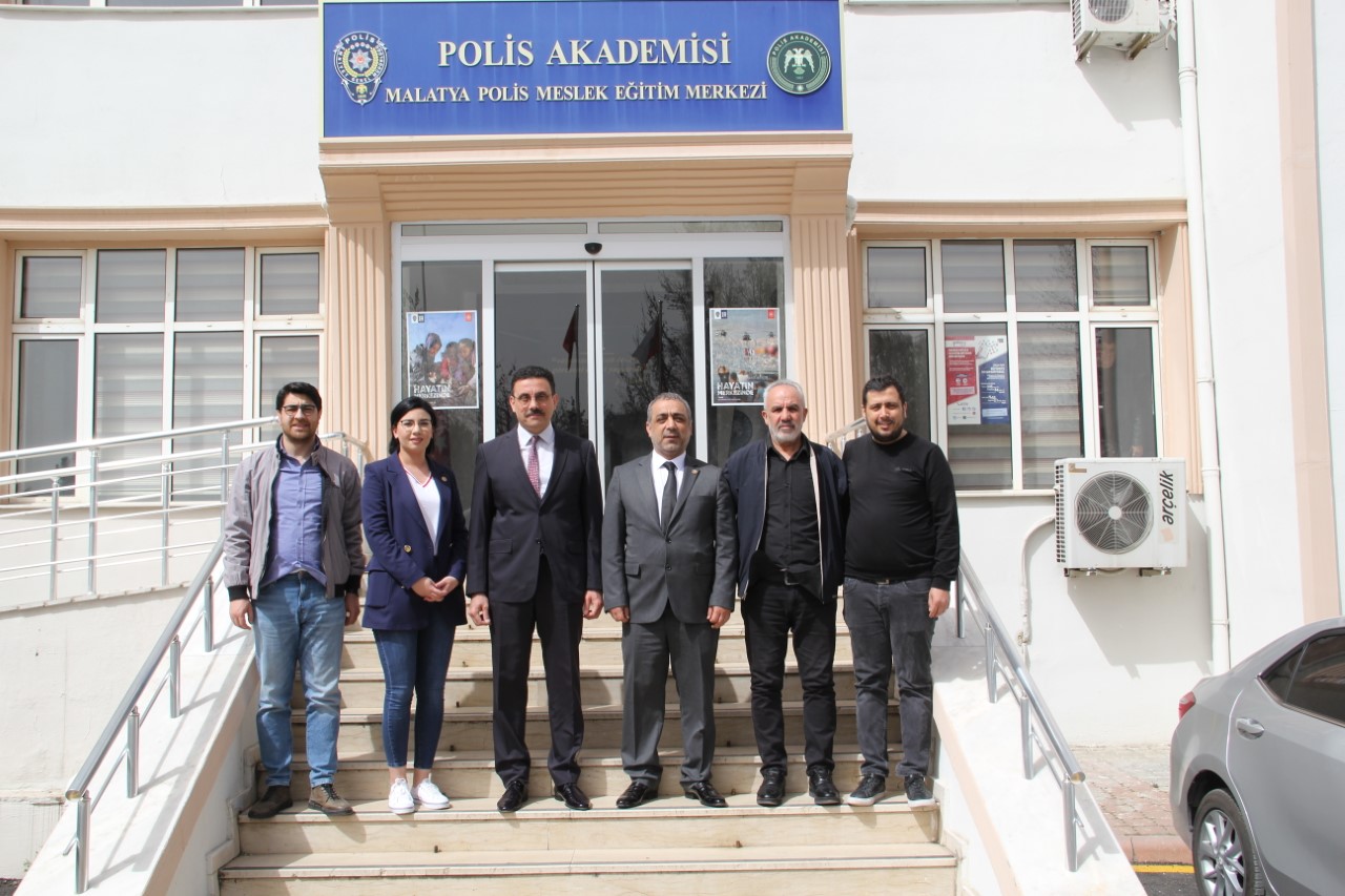 Türk Polis Teşkilatı’nın 177. Yıl dönümü dolayısıyla Malatya Polis Meslek Eğitim Merkezi Müdürü Faruk Nalçacı’yı ziyaret eden MGTC Başkanı Mehmet Aydın, Polis Teşkilatı’nın Türkiye’nin güven, huzur ve asayişinde önemli görevler üstlendiğini kaydetti.