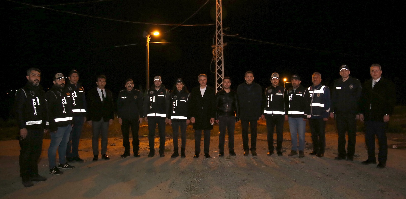 Malatya-Elazığ Karayolu üzerinde bulunan polis kontrol noktasında görev yapan polisler, iftarlarını gelen misafirleri ile birlikte açtılar.