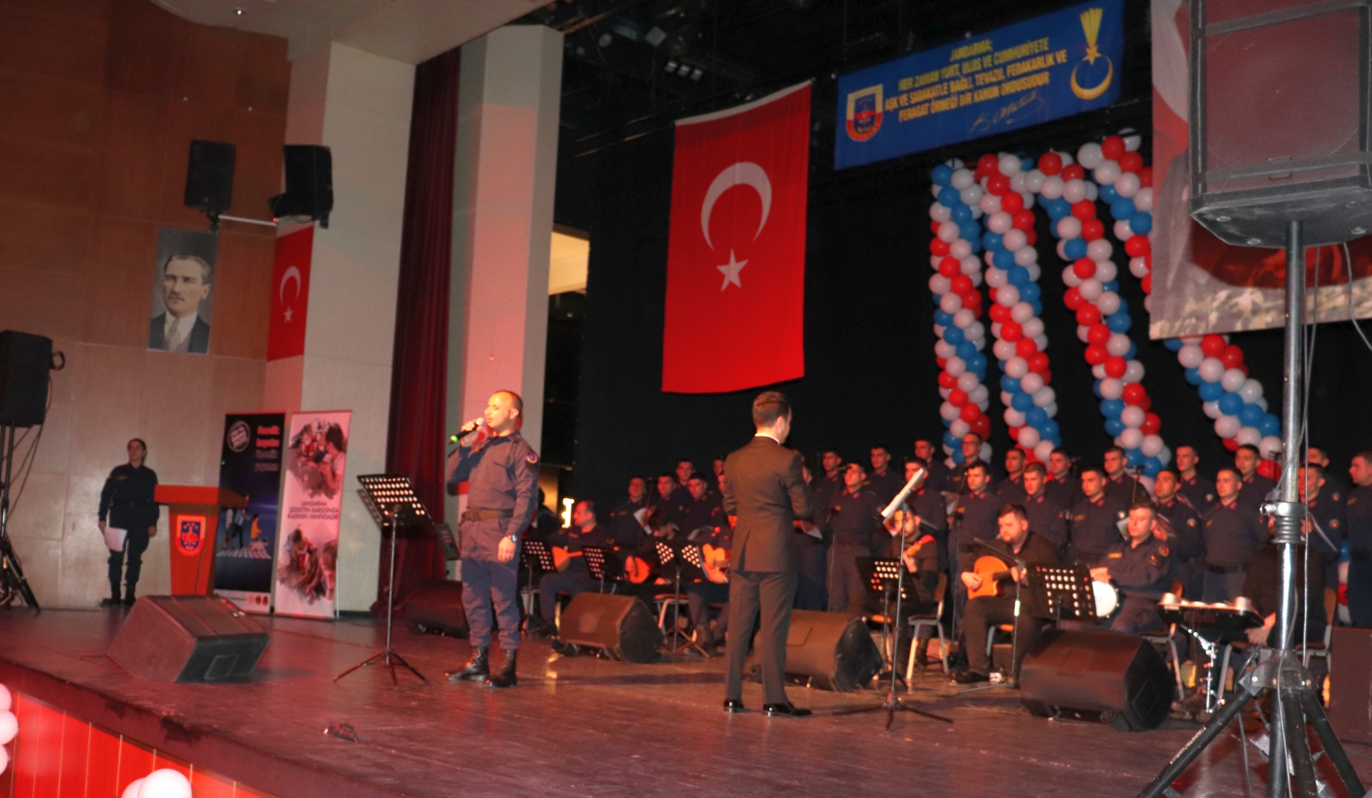 Malatya İl Jandarma Komutanlığı bünyesinde görev yapan jandarma personelinden oluşturulan Jandarma Korusu ilk konserini verdi.