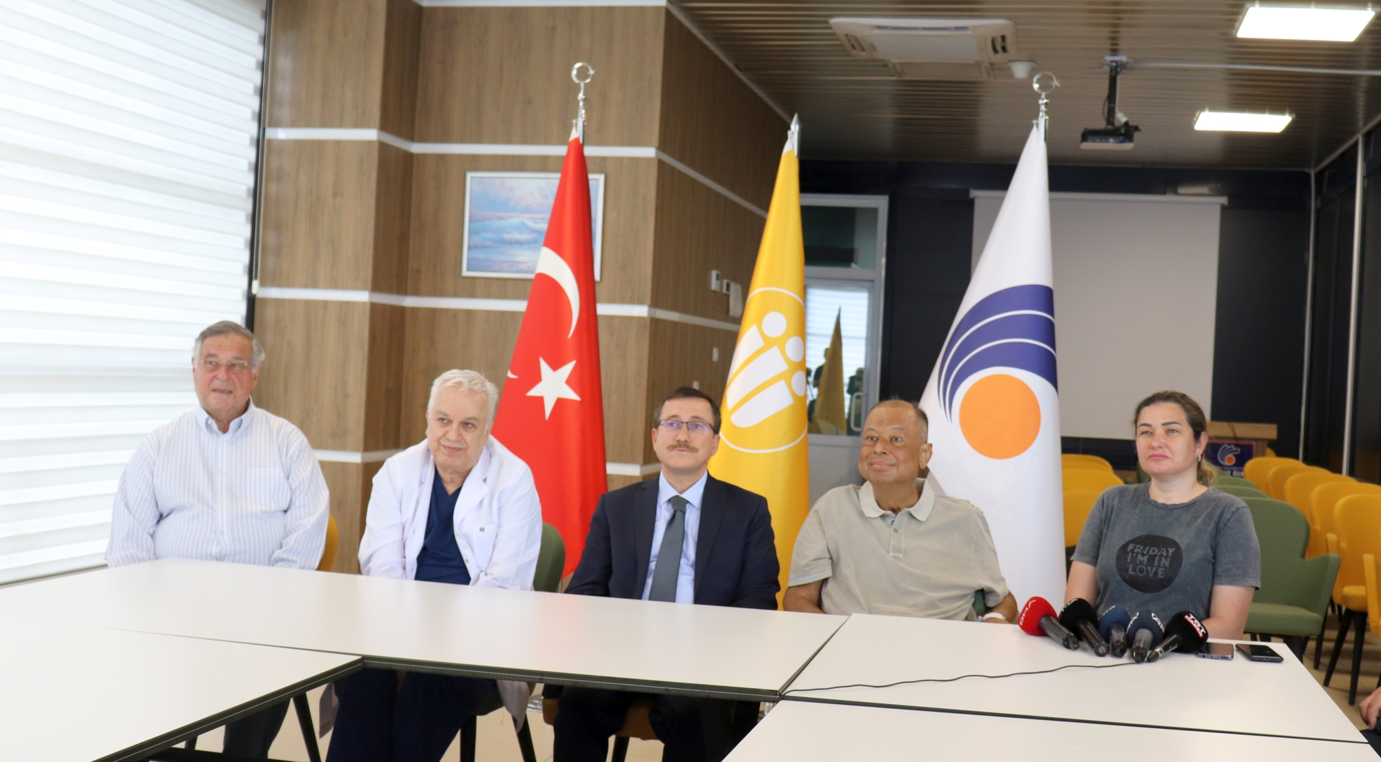 Malatya’ya son anda uçak ambulansa getirilerek karaciğer nakli yapılan Çine Belediye Başkanı Enver Salih Dinçer, “Benim için ikinci bir hayat başlıyor. 16 Ekim 1973 Çin’e doğumluyum. Birinci doğumum orası ve doğum yeri Çine.  İkincisi de artık 17 Şubat 2022 Malatya benim ikinci doğum yerim ve ikinci vatanım oluyor bu saatten sonra” diyerek, yeniden sağlığına kavuşmanın mutluluğunu yaşadı