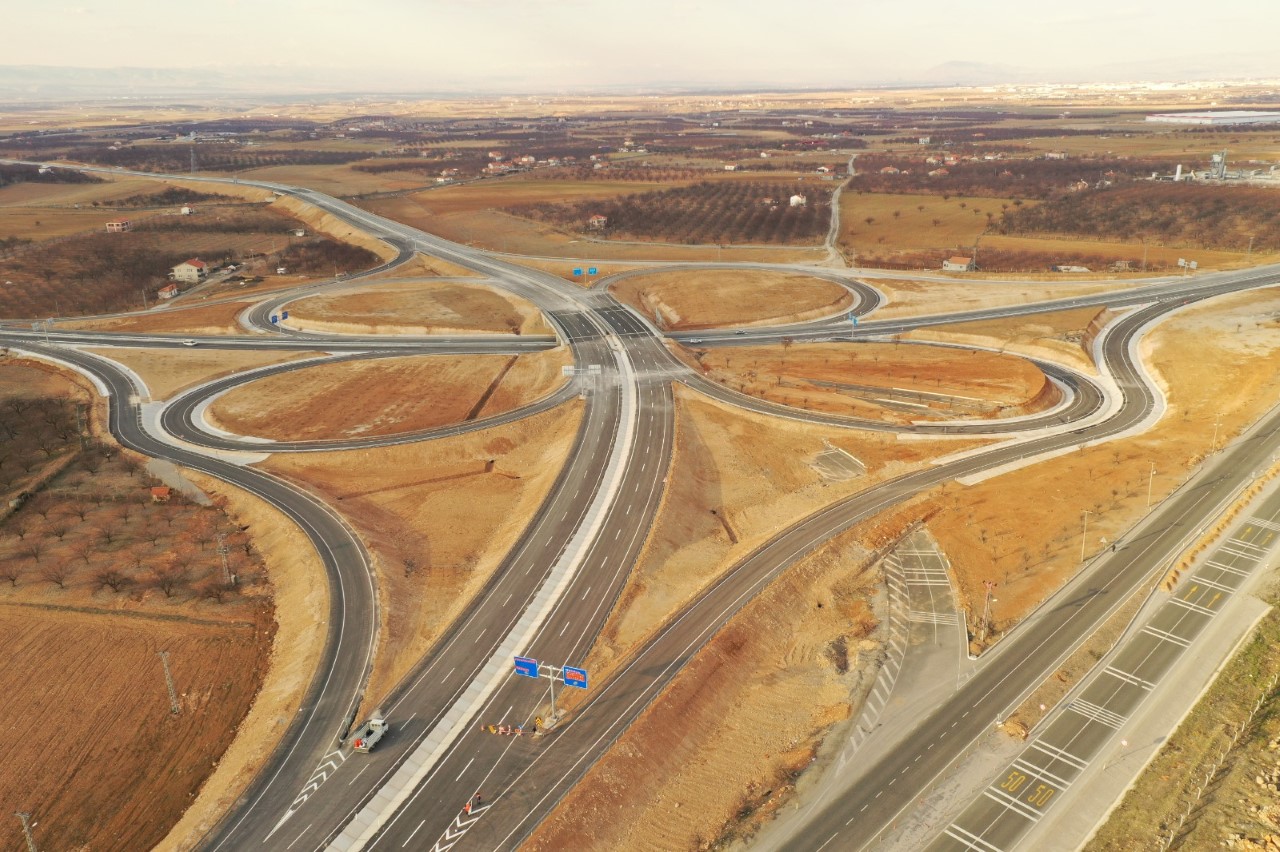 Doğu Anadolu Bölgesini Batı’ya bağlayan Malatya Çevre Yolu’nun birinci etabı, yarın düzenlenecek törenle açılacak. Açılışa Cumhurbaşkanı Recep Tayyip Erdoğan da video konferans aracılığı ile katılacak. 