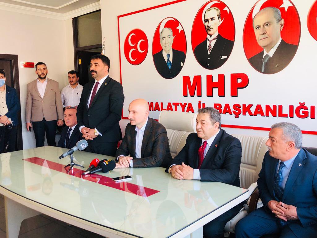 Açılış ve incelemeler için Malatya’ya gelen Ulaştırma ve Altyapı Bakanı Adil Karaismailoğlu MHP İl Binasında ziyaret ederek, MHP İl Başkanı Mesut Samanlı, MHP Malatya Milletvekili Mehmet Fendoğlu ve il yönetimi ile bir araya geldi.