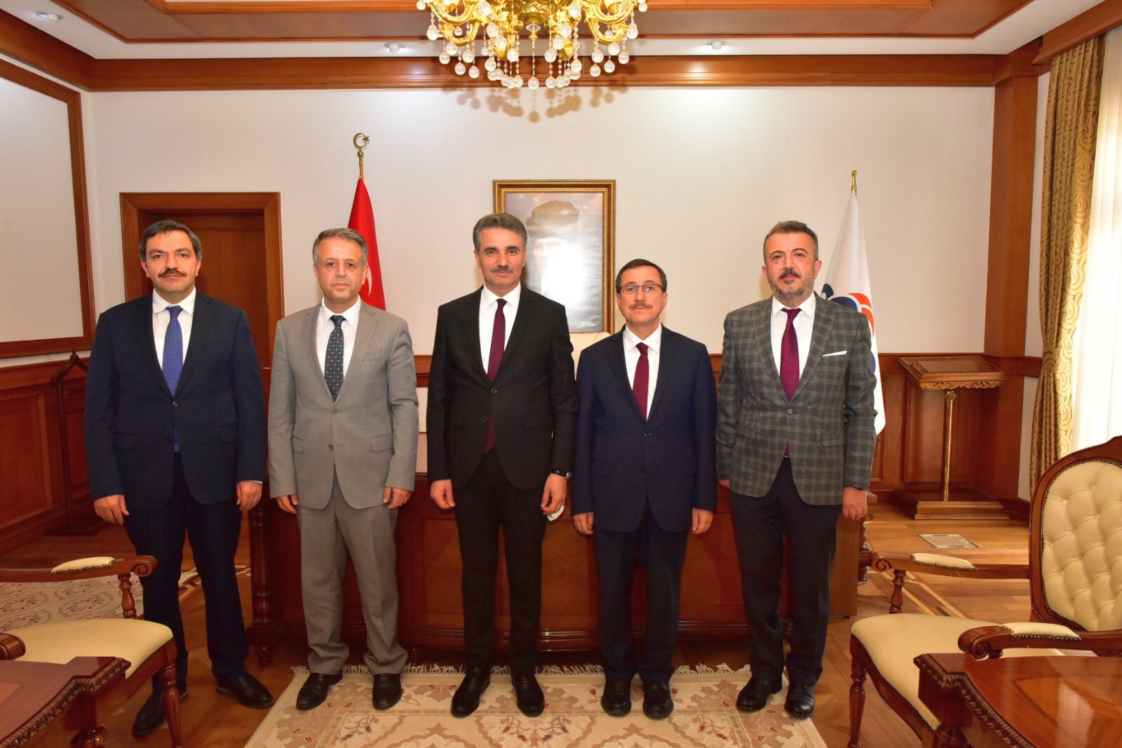 Vali Aydın Baruş, pandemi sürecinde Malatya’da özel uygulanması gereken kurullar ve alınması gereken tedbir konusunda danışmanlık yapan Prof. Dr. Ali Özer ve Prof. Dr. Yaşar Bayındır’a teşekkür plaketi verdi.