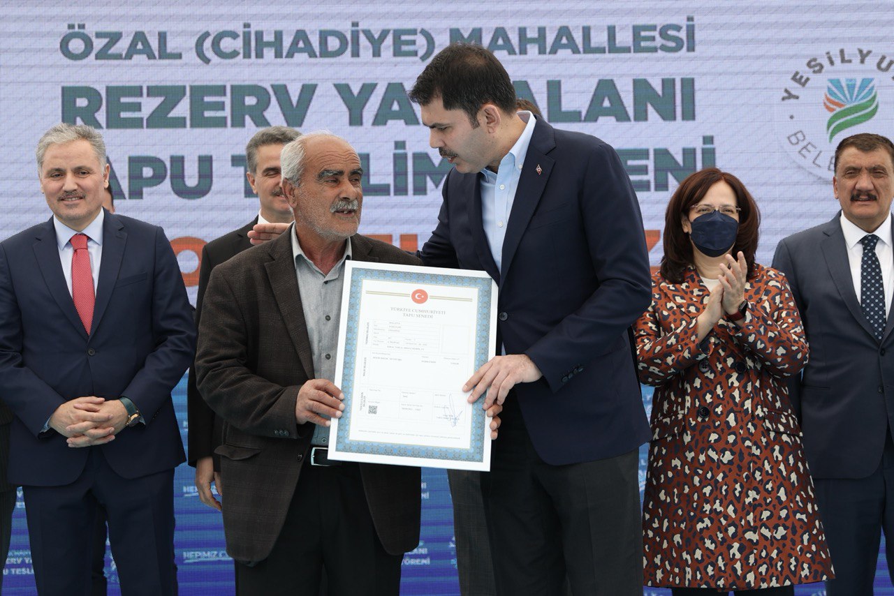 Bir dizi program çerçevesinde Malatya’ya gelen Çevre, Şehircilik ve İklim Değişikliği Bakanı Murat Kurum, Özal Mahallesi Rezerv Yapı Alanı Tapu Teslim Töreni’ne katıldı.