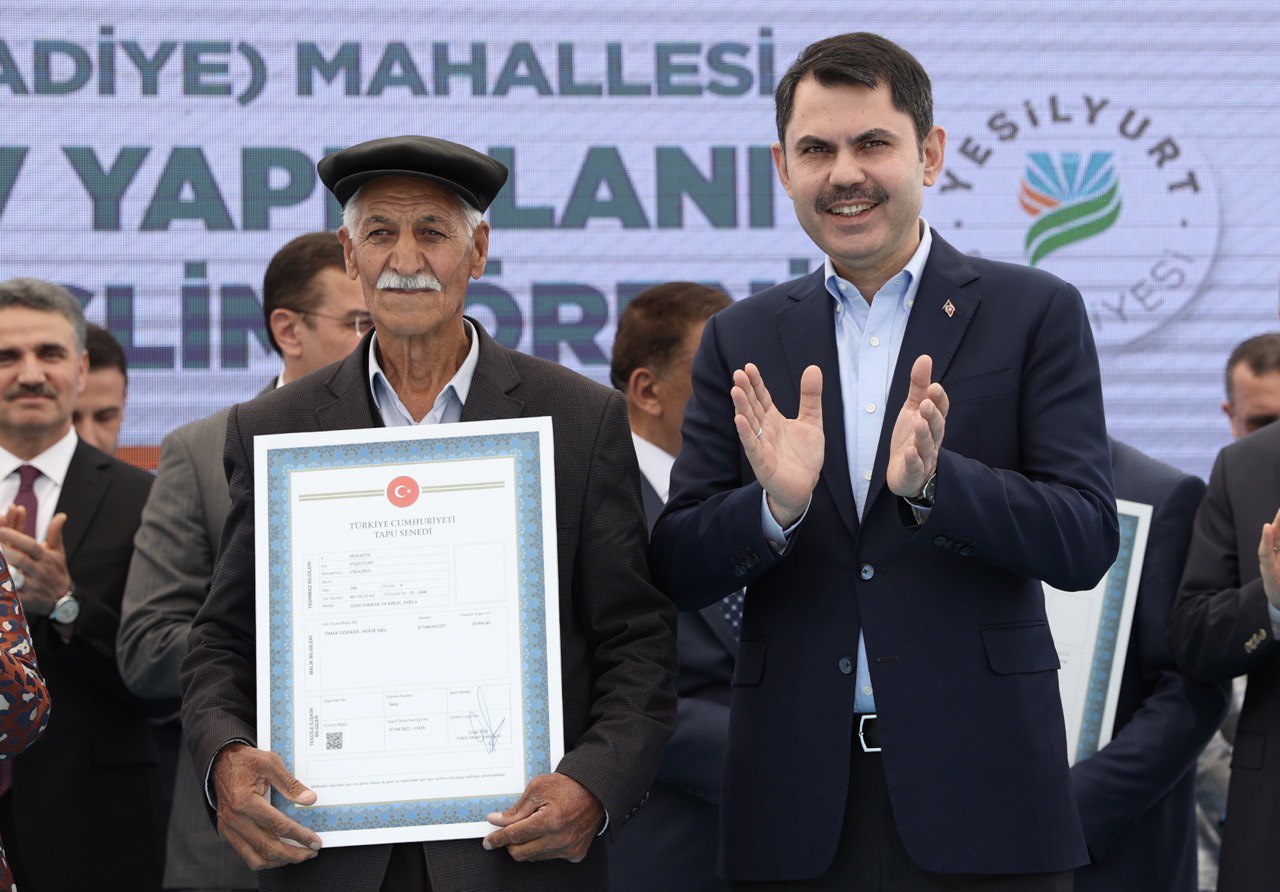 Bir dizi program çerçevesinde Malatya’ya gelen Çevre, Şehircilik ve İklim Değişikliği Bakanı Murat Kurum, Özal Mahallesi Rezerv Yapı Alanı Tapu Teslim Töreni’ne katıldı.