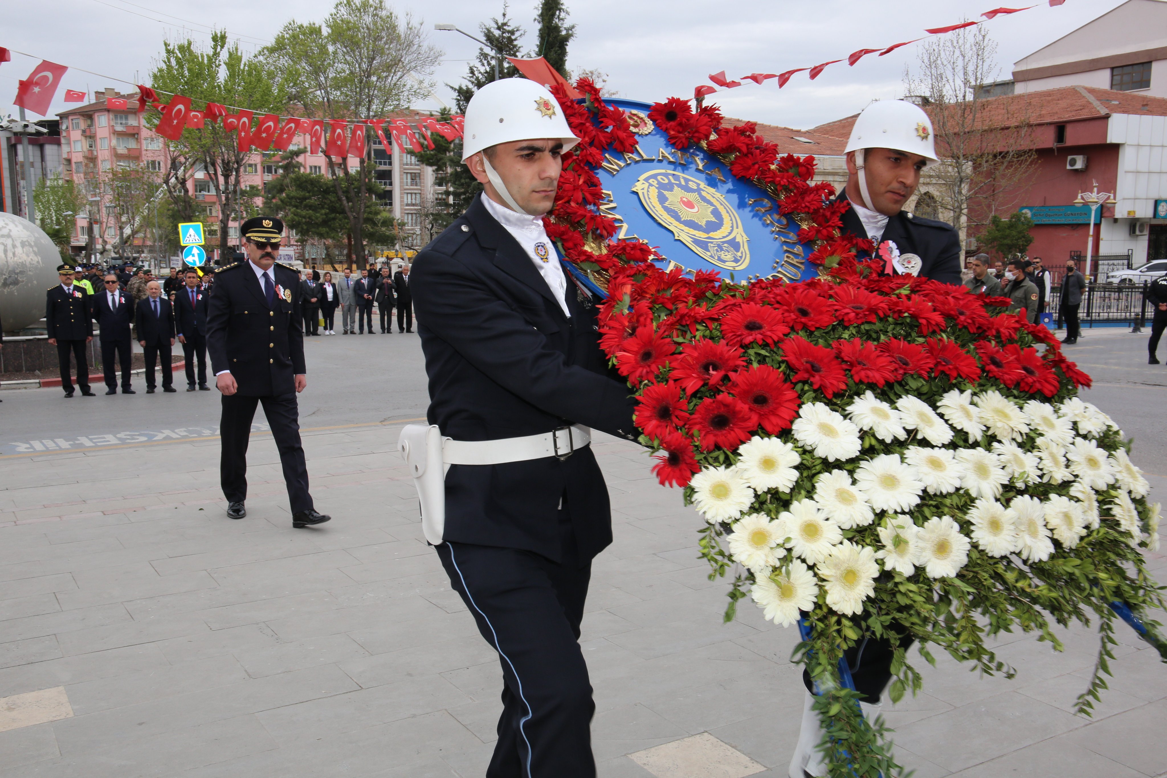 Türk Polis Teşkilatı'nın 177. kuruluş yıl dönümü münasebetiyle Malatya'da Atatürk Anıtı'nda tören düzenlendi.