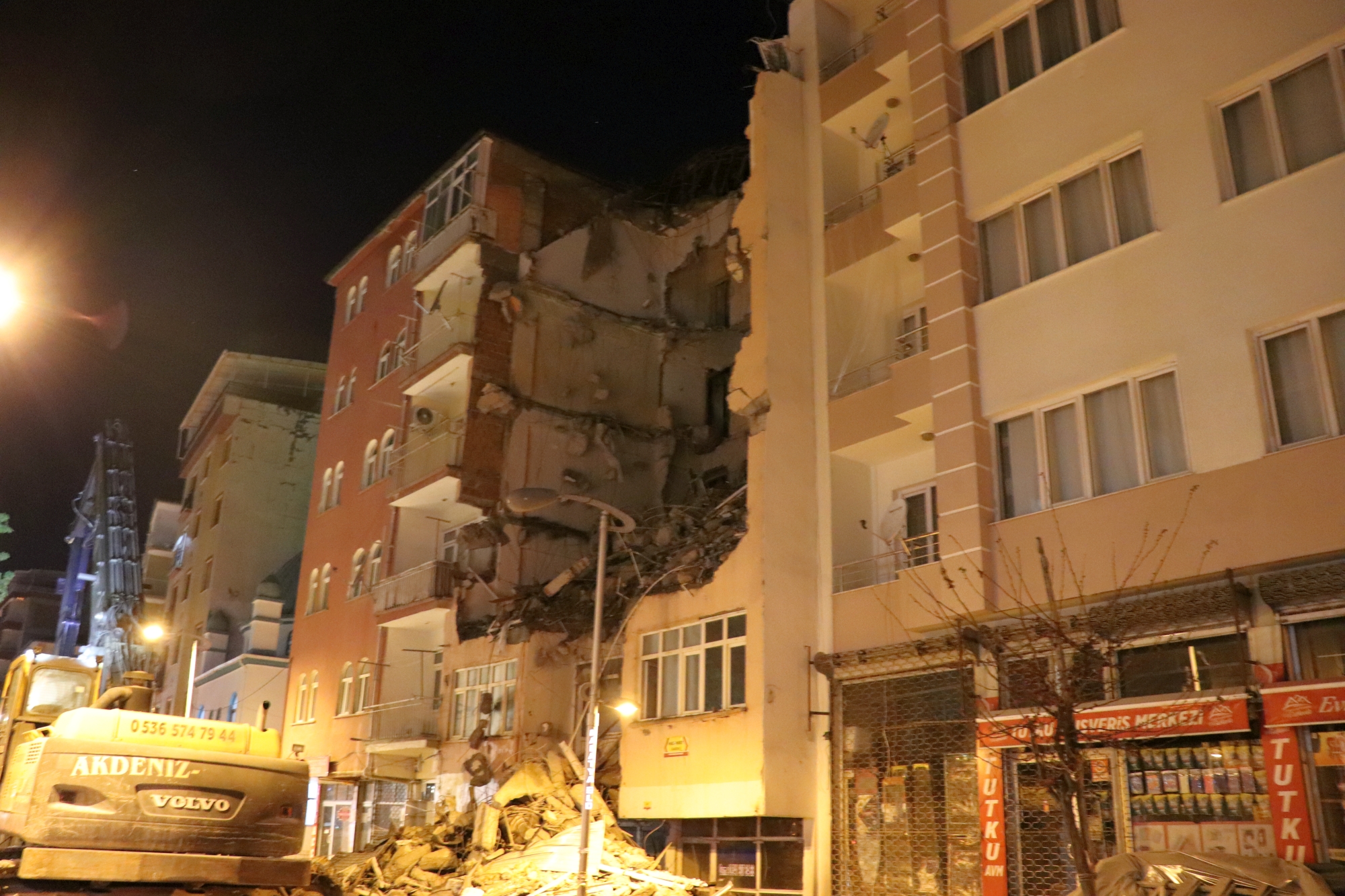 Malatya’da 2 yıl önceki 6.8 şiddetindeki 24 Ocak Sivrice depreminde orta hasırlı olan, ancak 19 gün önce kolonlardaki çatırtı sesi üzerine boşaltılan 5 katlı 11 daireli apartmanın yıkımı başladı.