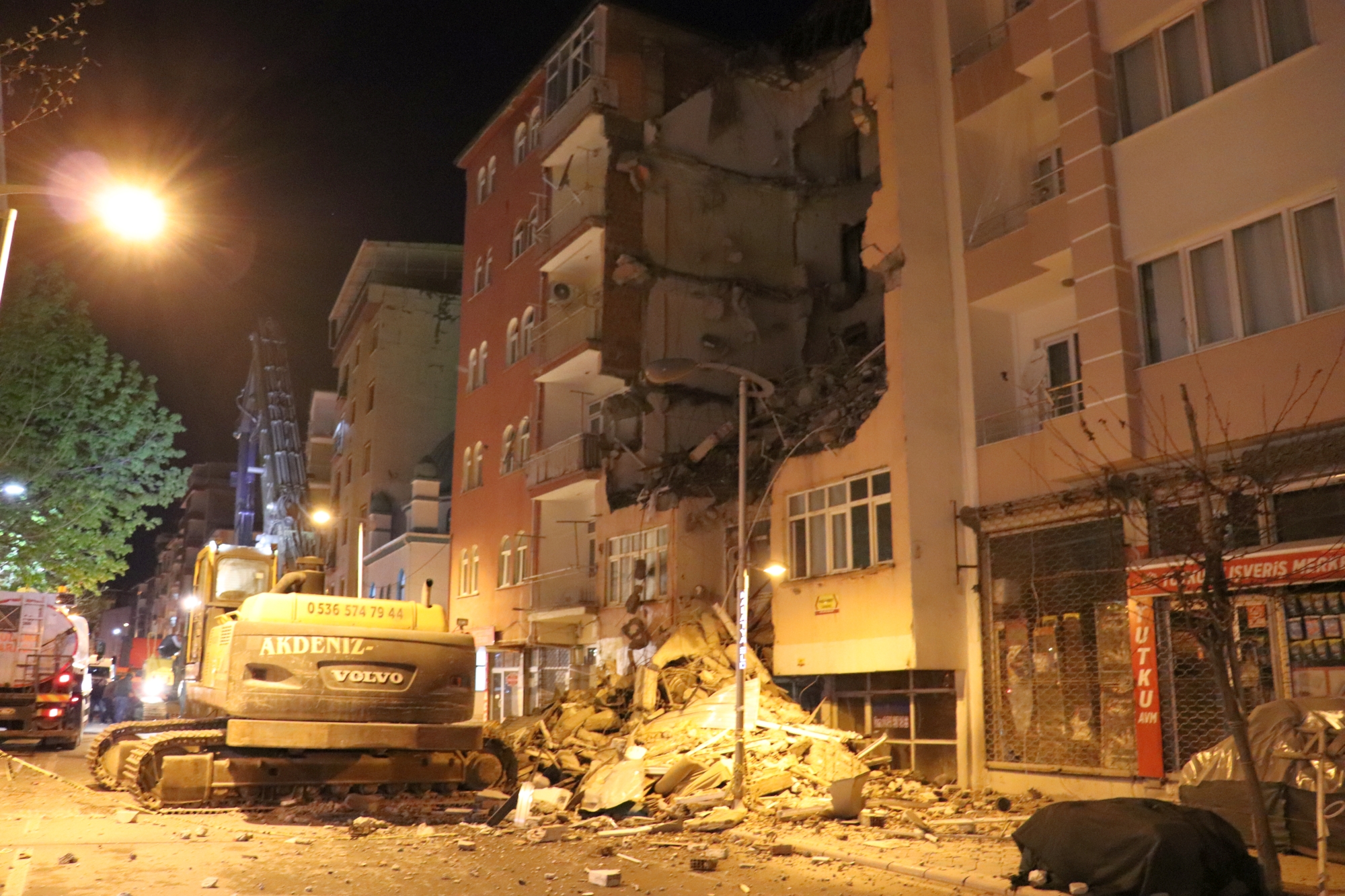 Malatya’da 2 yıl önceki 6.8 şiddetindeki 24 Ocak Sivrice depreminde orta hasırlı olan, ancak 19 gün önce kolonlardaki çatırtı sesi üzerine boşaltılan 5 katlı 11 daireli apartmanın yıkımı başladı.