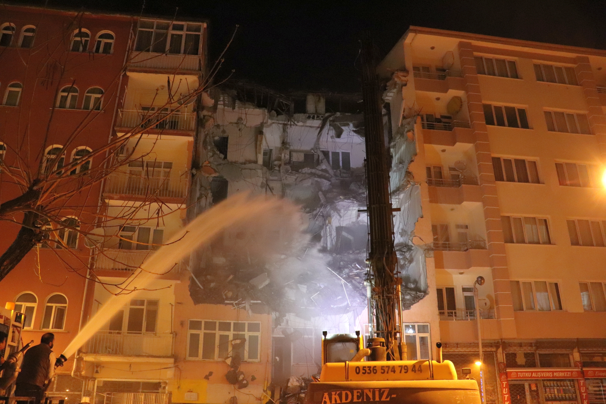 Malatya’da 2 yıl önceki 6.8 şiddetindeki 24 Ocak Sivrice depreminde orta hasırlı olan, ancak 19 gün önce kolonlardaki çatırtı sesi üzerine boşaltılan 5 katlı 11 daireli apartmanın yıkımı başladı.