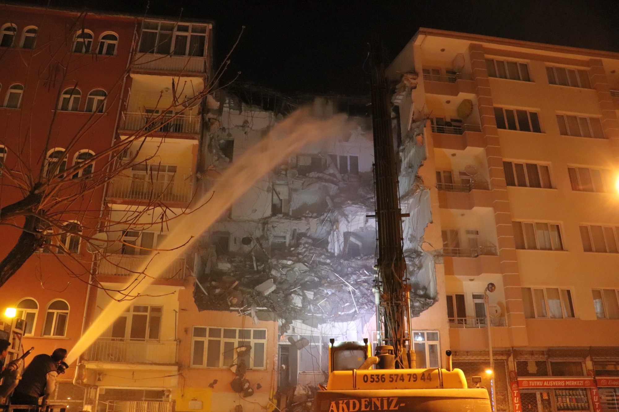 Malatya’da 2 yıl önceki 6.8 şiddetindeki 24 Ocak Sivrice depreminde orta hasırlı olan, ancak 19 gün önce kolonlardaki çatırtı sesi üzerine boşaltılan 5 katlı 11 daireli apartmanın yıkımı başladı.