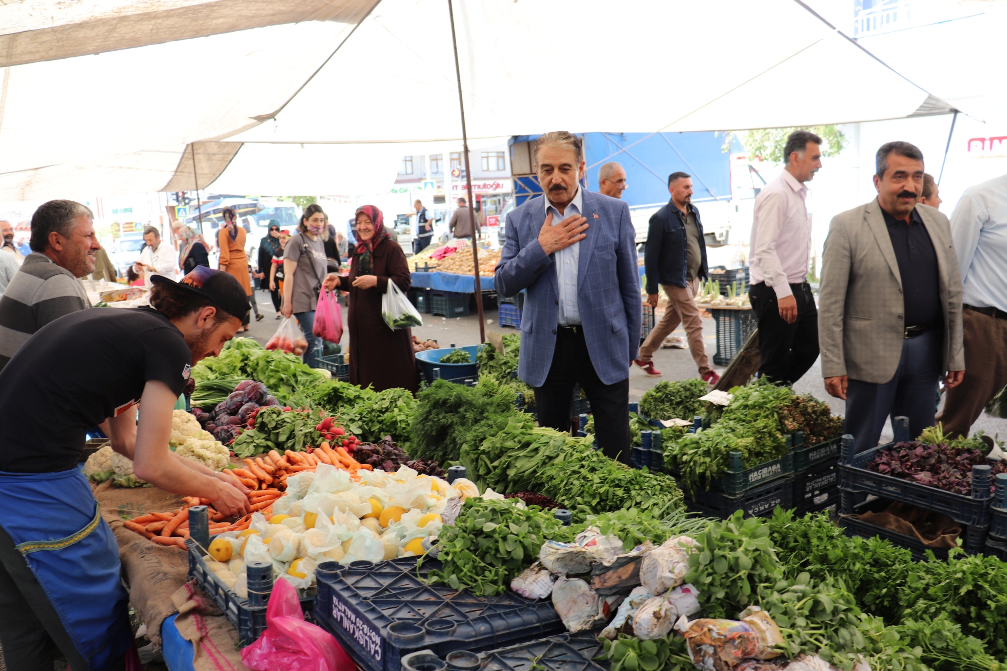 Malatya Esnaf ve Sanatkarlar Odaları Birliği (MESOB) Başkanı Şevket Keskin beraberinde Malatya Seyyar Pazarcılar Esnaf Odası Başkanı Ümit Emre ile birlikte Zaviye Mahallesi Mevlüt Aslanoğlu Caddesi üzerine kurulan pazarda bulunan esnafları ziyaret etti. Keskin, ayrıca Tevfik Temelli Caddesi üzerinde bulunan tüm esnafları da tek tek işyerlerine girerek ziyaret etti.