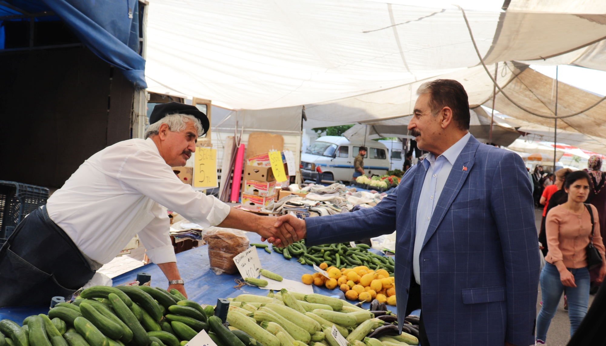 Malatya Esnaf ve Sanatkarlar Odaları Birliği (MESOB) Başkanı Şevket Keskin beraberinde Malatya Seyyar Pazarcılar Esnaf Odası Başkanı Ümit Emre ile birlikte Zaviye Mahallesi Mevlüt Aslanoğlu Caddesi üzerine kurulan pazarda bulunan esnafları ziyaret etti. Keskin, ayrıca Tevfik Temelli Caddesi üzerinde bulunan tüm esnafları da tek tek işyerlerine girerek ziyaret etti.