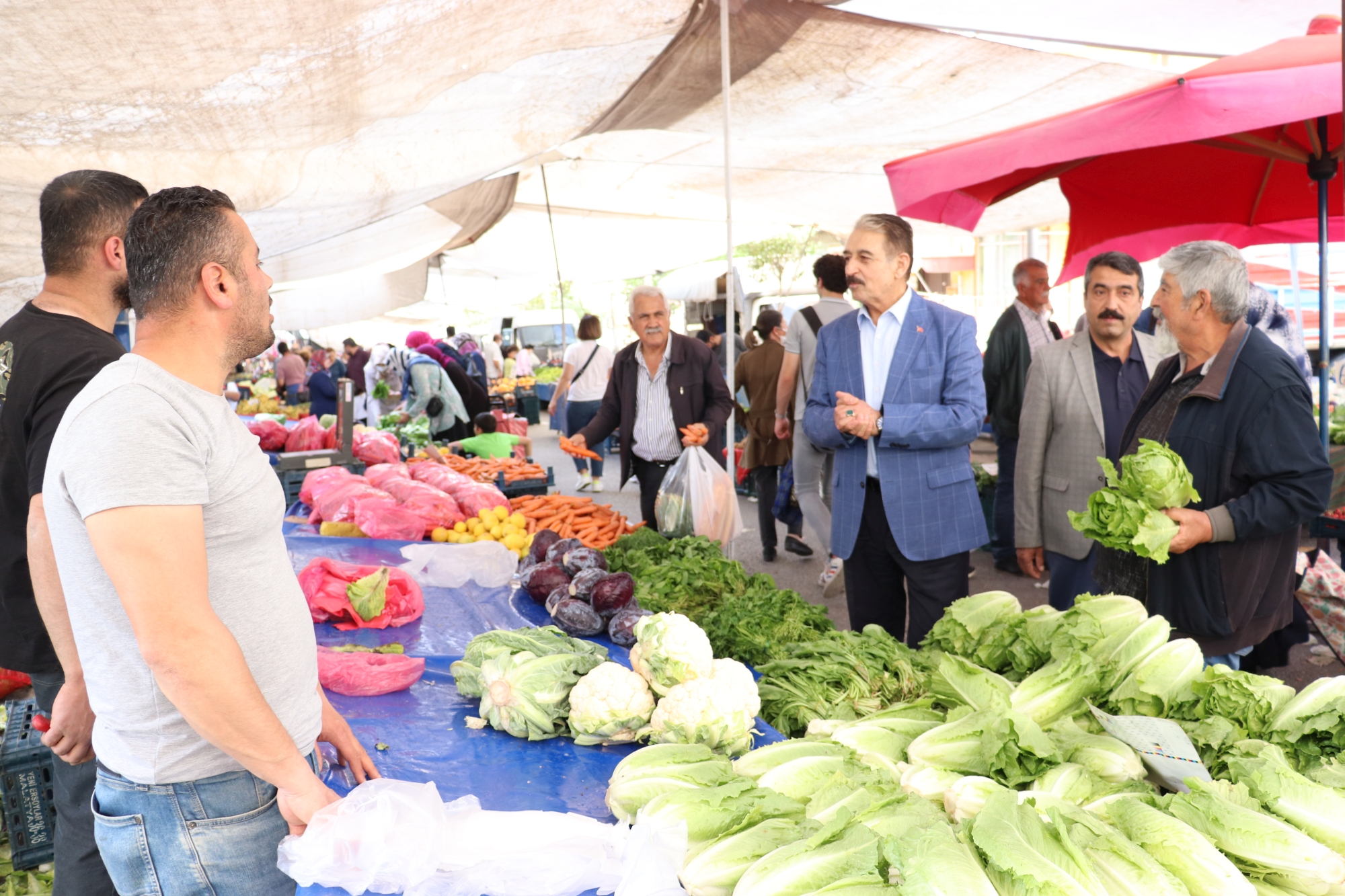 Malatya Esnaf ve Sanatkarlar Odaları Birliği (MESOB) Başkanı Şevket Keskin beraberinde Malatya Seyyar Pazarcılar Esnaf Odası Başkanı Ümit Emre ile birlikte Zaviye Mahallesi Mevlüt Aslanoğlu Caddesi üzerine kurulan pazarda bulunan esnafları ziyaret etti. Keskin, ayrıca Tevfik Temelli Caddesi üzerinde bulunan tüm esnafları da tek tek işyerlerine girerek ziyaret etti.