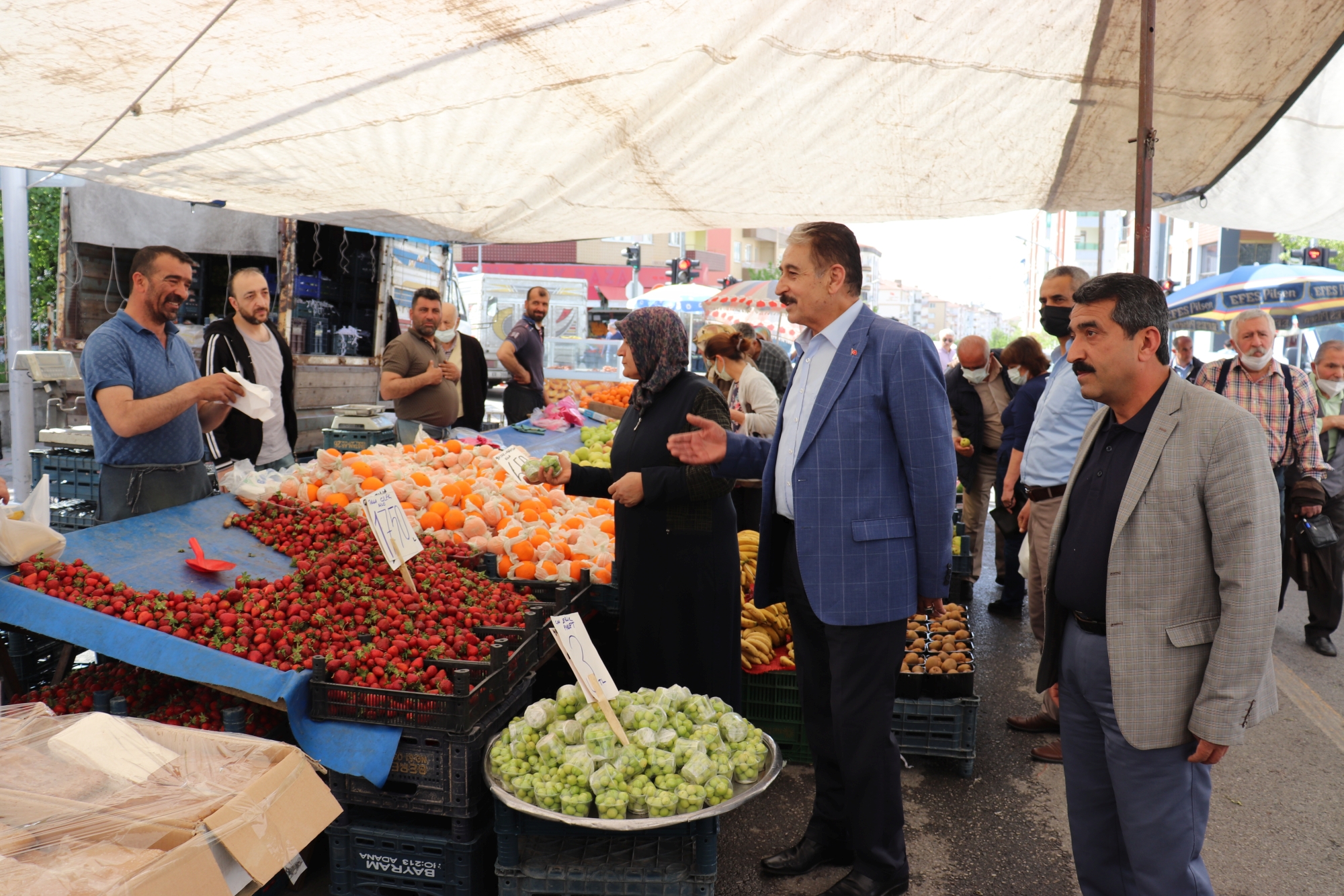 Malatya Esnaf ve Sanatkarlar Odaları Birliği (MESOB) Başkanı Şevket Keskin beraberinde Malatya Seyyar Pazarcılar Esnaf Odası Başkanı Ümit Emre ile birlikte Zaviye Mahallesi Mevlüt Aslanoğlu Caddesi üzerine kurulan pazarda bulunan esnafları ziyaret etti. Keskin, ayrıca Tevfik Temelli Caddesi üzerinde bulunan tüm esnafları da tek tek işyerlerine girerek ziyaret etti.