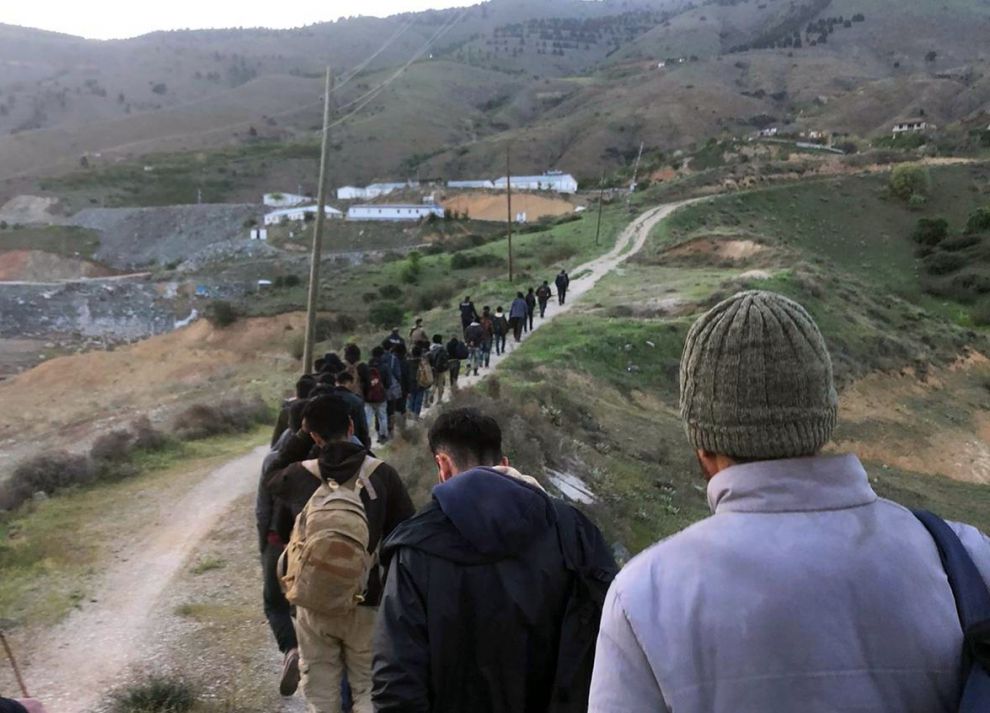 Tek sıra halinde kaçak göçmen yürüyüşü!..