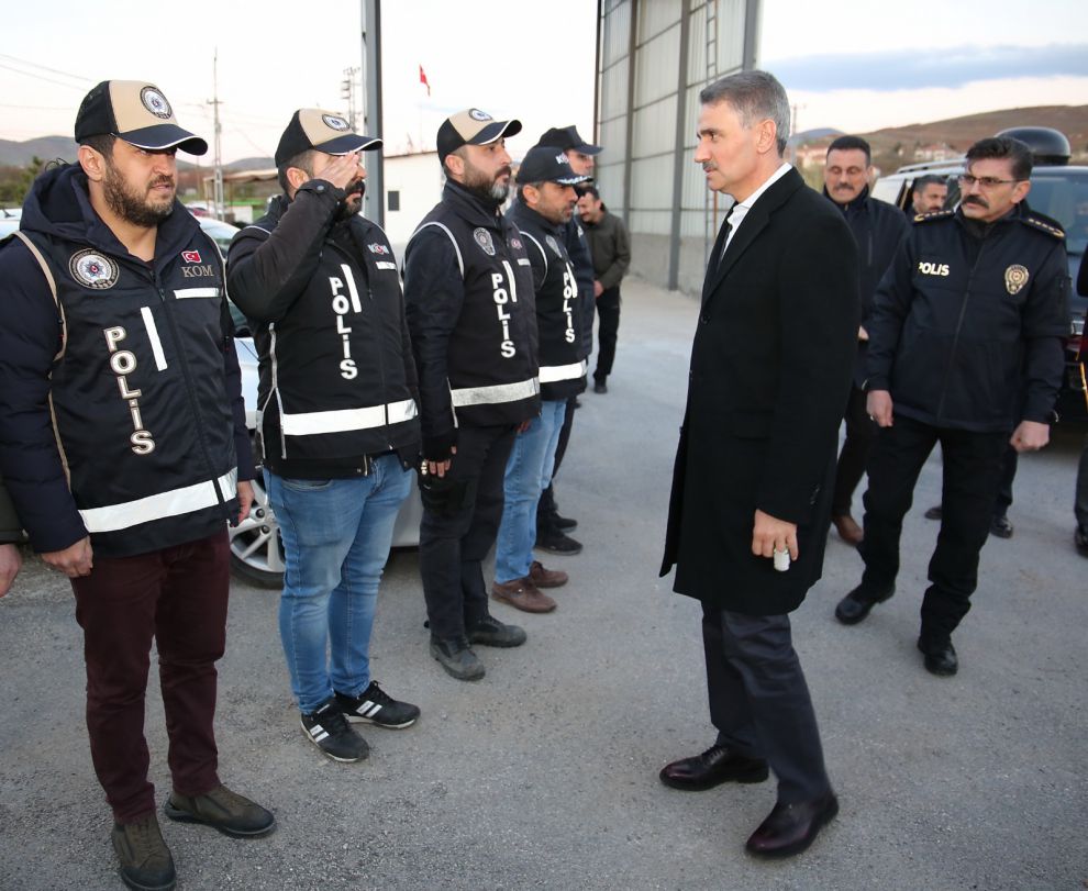 Kontrol noktasındaki polislere iftar sürprizi