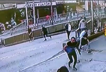 Trafikte Kadın Sürücüyle Kavga Etti, Silaha Sarıldı