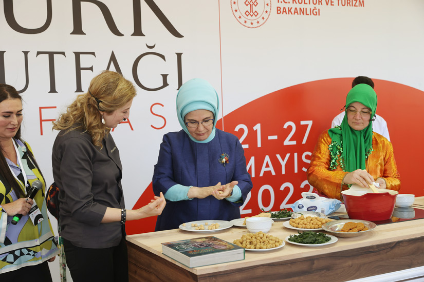 Balıkesir Gastronomi Festivali’nde Şeflere eşlik eden kadınların yöresel kıyafetleriyle katıldığı Türk mutfağı atölyesindeki mutfakları ziyaret eden Emine Erdoğan, burada Malatya’nı meşhur hırçikli bulgur köftesi”nin yapımına eşlik eti.