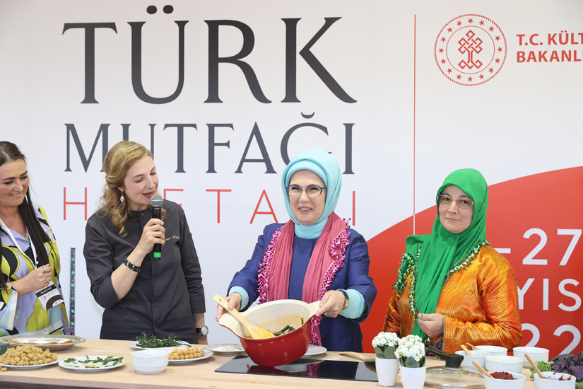 Balıkesir Gastronomi Festivali’nde Şeflere eşlik eden kadınların yöresel kıyafetleriyle katıldığı Türk mutfağı atölyesindeki mutfakları ziyaret eden Emine Erdoğan, burada Malatya’nı meşhur hırçikli bulgur köftesi”nin yapımına eşlik eti.