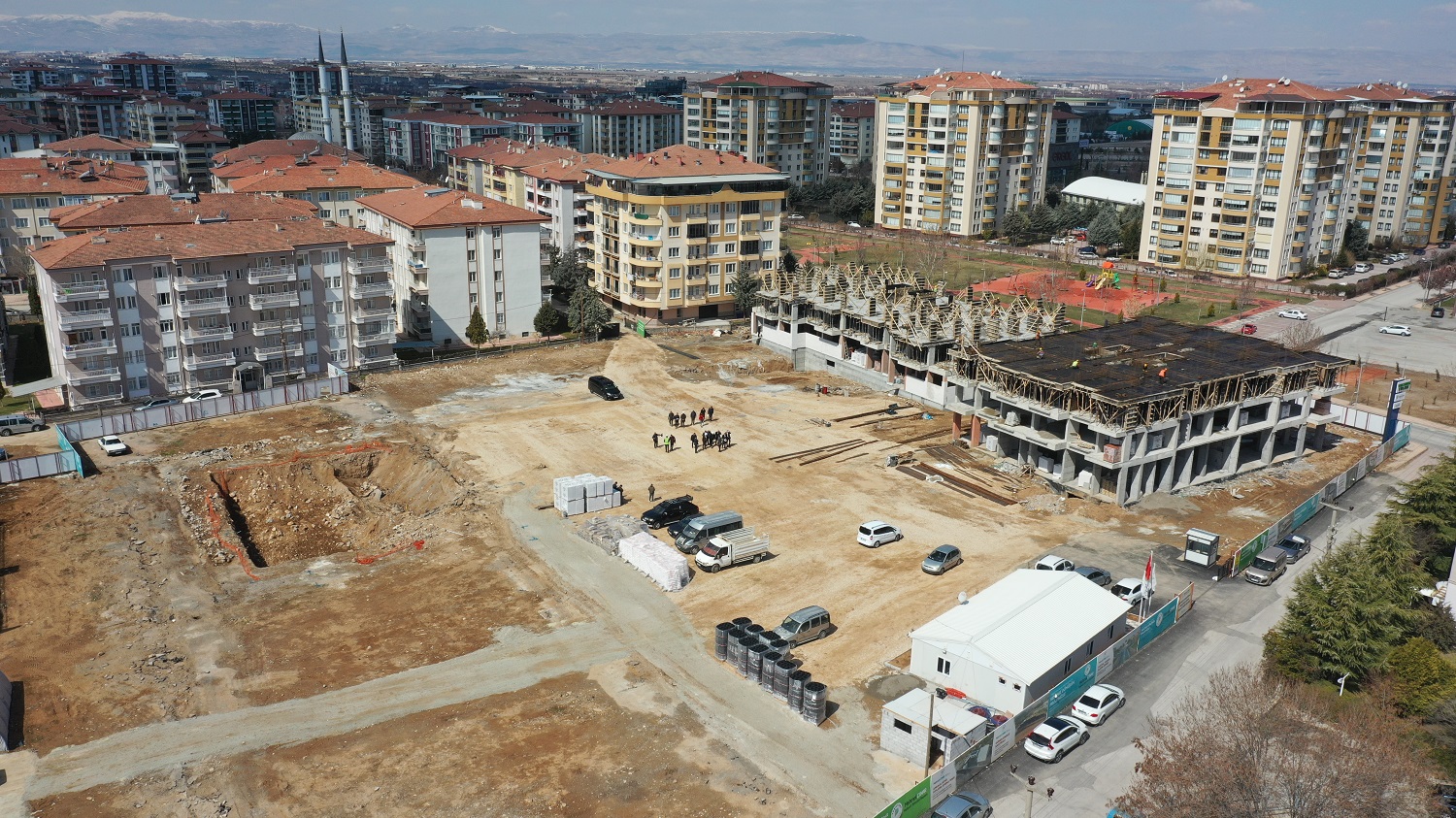    Yeşilyurt Belediye Başkanı Mehmet Çınar, “ Seçim vaatlerimiz arasında yer alan ve yapımı planladığı gibi ilerleyen Turgut Özal Mahallesi Kentsel Dönüşüm Projemiz ile Yeşilyurt’umuza modern ve vizyonel bir eser daha kazandırmış olacağız.” diye konuştu.