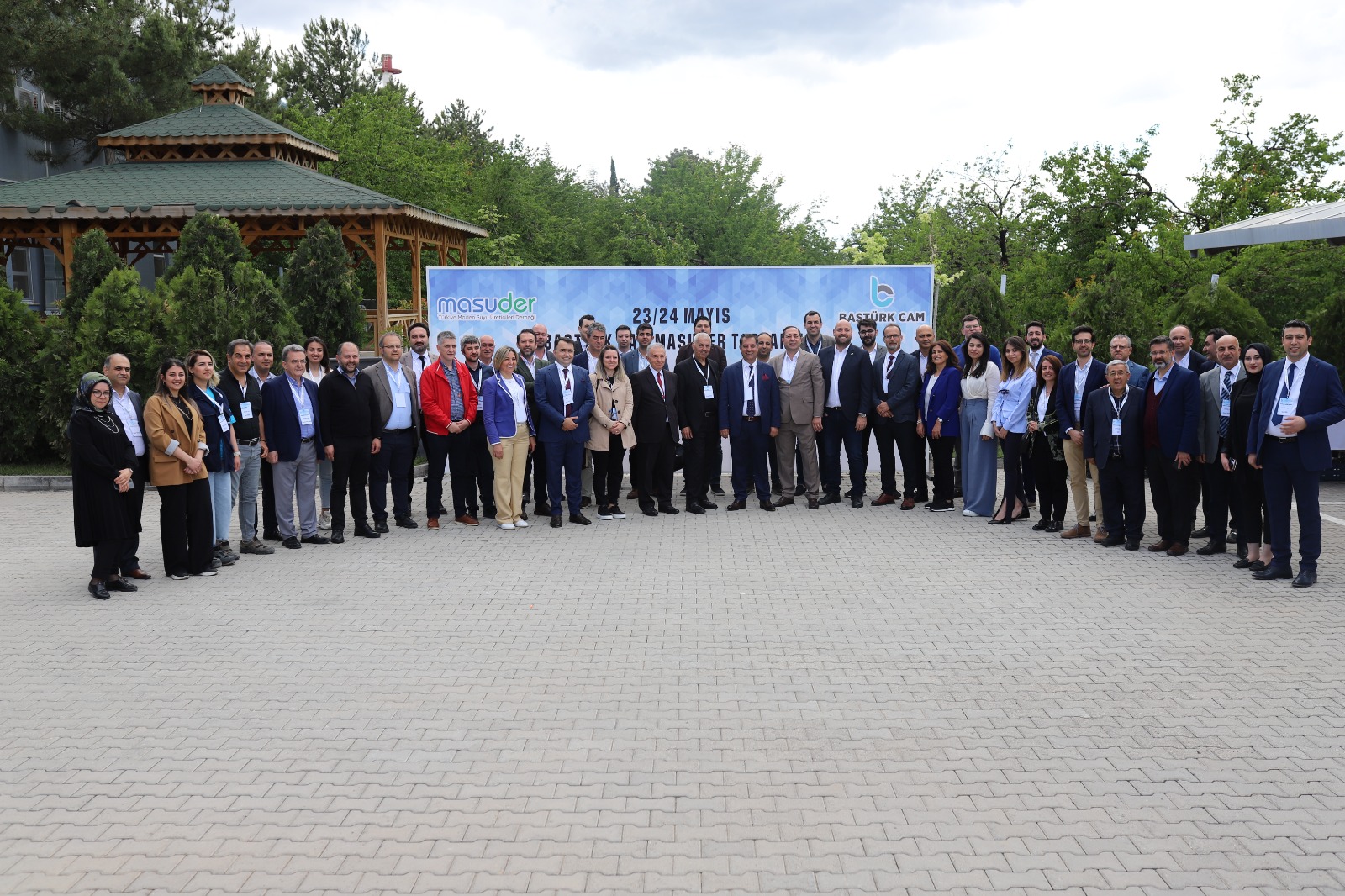 Malatya Organize Sanayi bölgesindeki ağır sanayi tesislerinden olan Baştürk Cam Fabrikasının daveti üzerine, Malatya’ya gelen Türkiye Maden Suyu Üreticileri Derneğinin Yönetim Kurulu Üyeleri, bir dizi ziyaret ve temaslarda bulunarak, olağan genel kurullarını Baştürk Cam Fabrikasının ev sahipliğinde, Malatya’da gerçekleştirdiler.