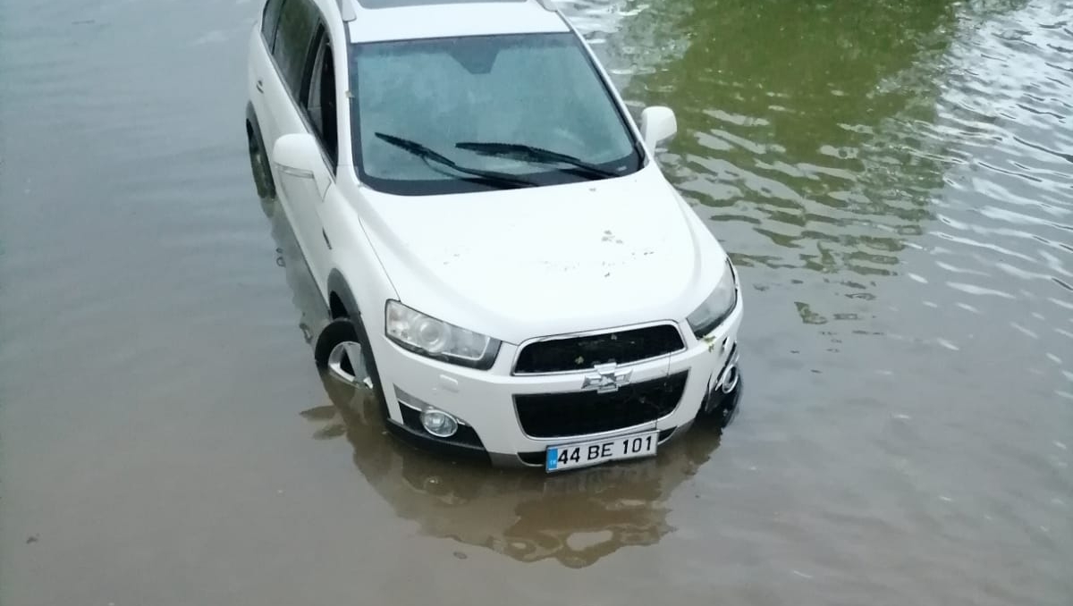 Hekimhan ilçesinde bir kişi, kaybolduktan 1 gün sonra aracı ile birlikte Karadere Göleti içinde çıkartıldı.