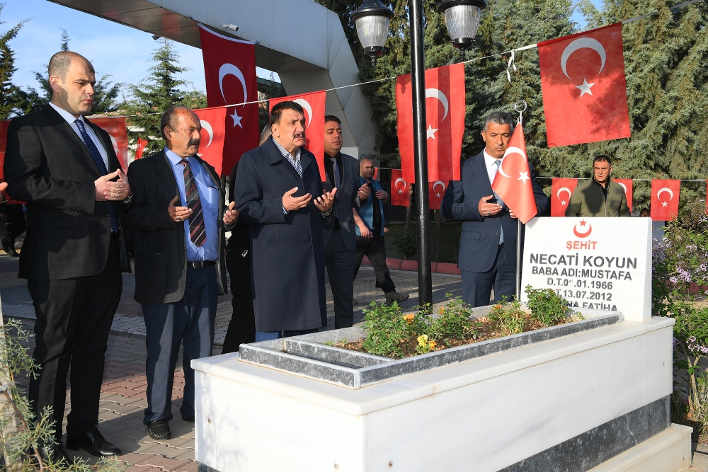 Vali Aydın Baruş ve Malatya Büyükşehir Belediye Başkanı Selahattin Gürkan, Ramazan Bayramı’nın birinci gününde Bayram Namazını Şehir Mezarlığı Camii’nde kıldıktan sonra, vatandaşlarla bayramlaşarak Şehitlik ziyaretinde bulundu.