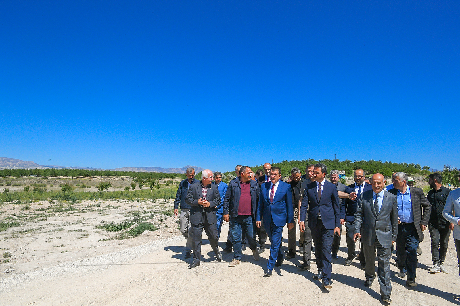 Uzun yıllardan beri Malatya’nın özlemini çektiği sahil yolu çalışmalarını yerinde inceleyen Malatya Büyükşehir Belediye Başkanı Selahattin Gürkan, çalışmalar hakkında bilgiler aldı.