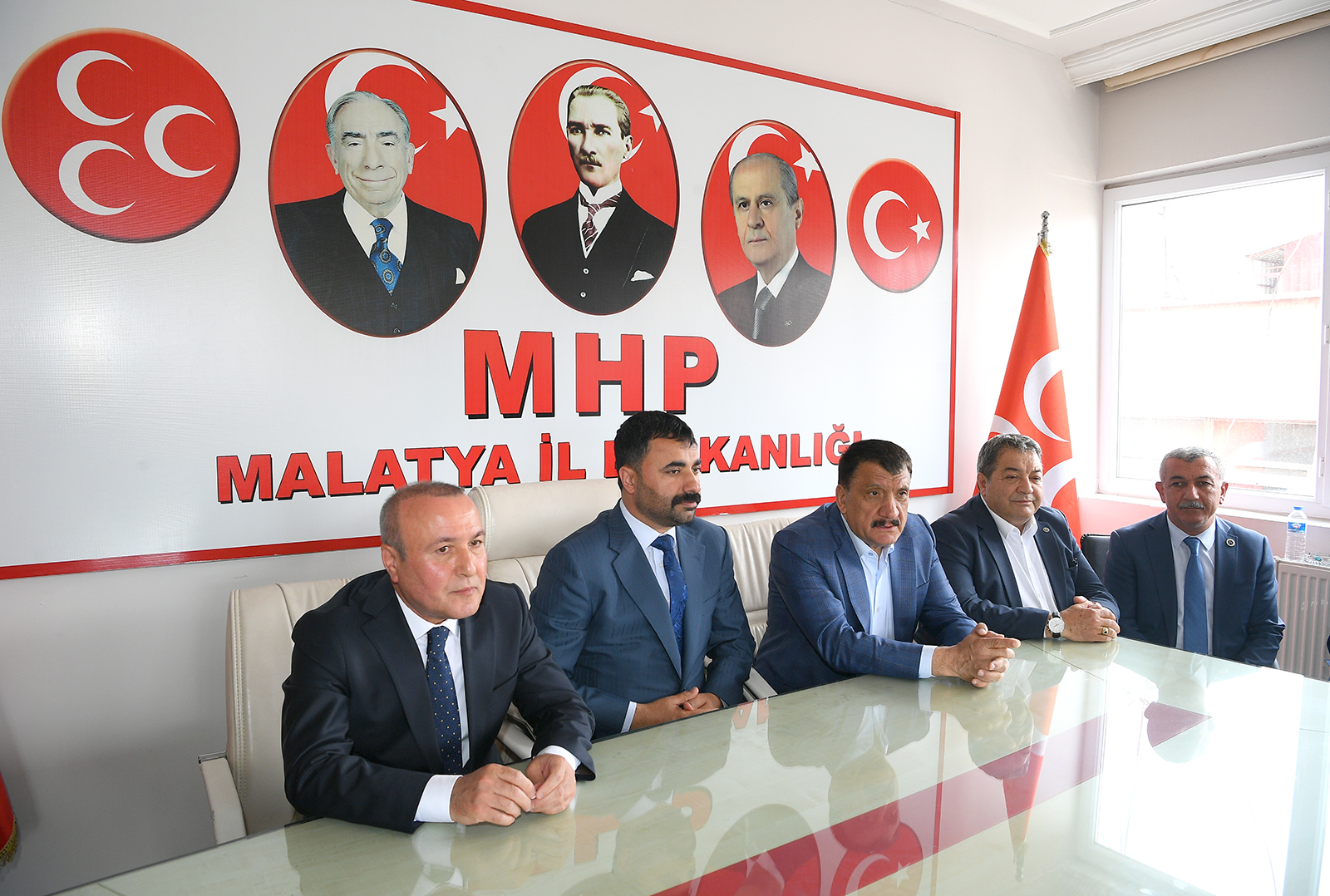 Milliyetçi Hareket Partisi İl Başkanlığında düzenlenen bayramlaşma programına MHP Malatya Milletvekili Mehmet Fendoğlu, Malatya Büyükşehir Belediye Başkanı Selahattin Gürkan,  MHP İl Başkanı Mesut Samanlı, MYK Üyeleri Ömer Ekici, Eyüp Gönültaş ile Parti Teşkilatı üyeleri katıldı.